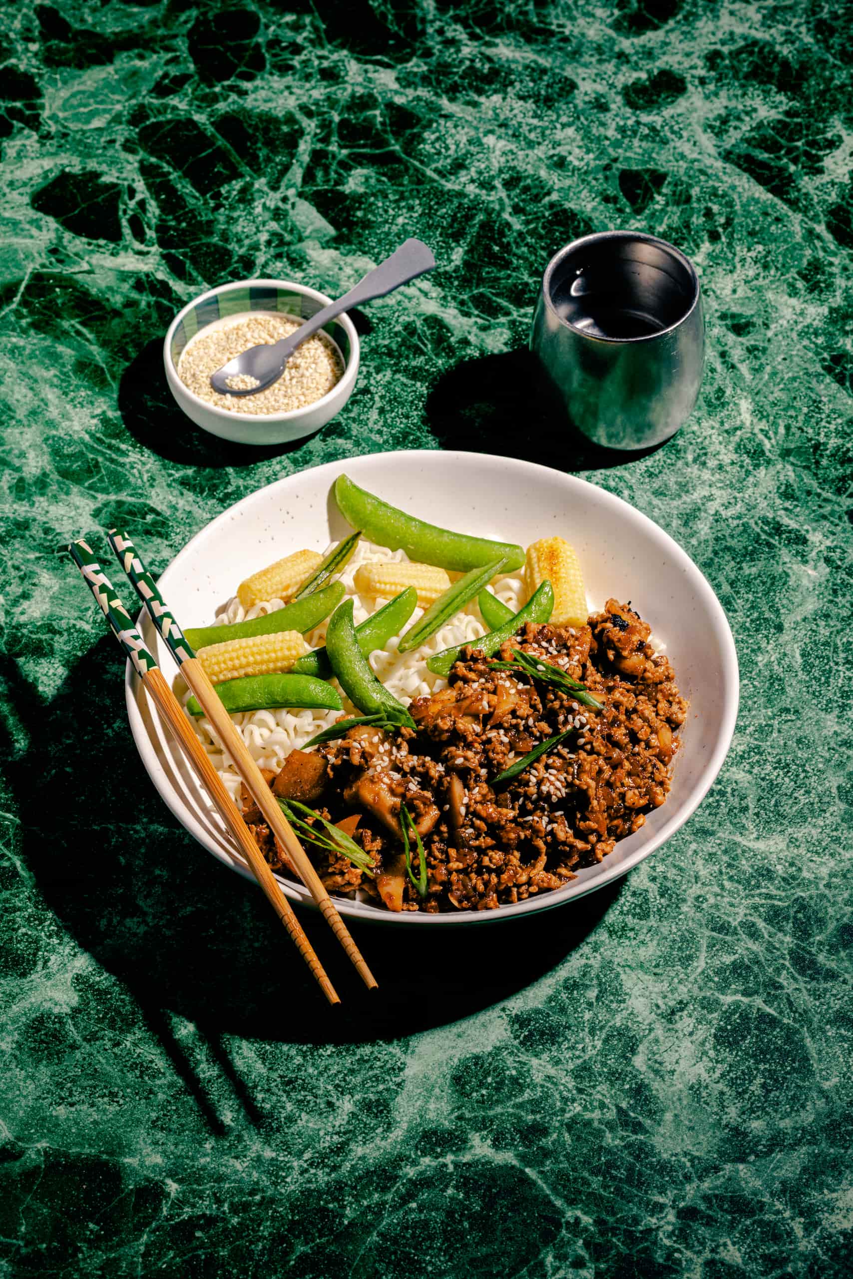 Poulet haché sauce hoisin gingembre et sésame dans un bol avec riz et légumes vapeur