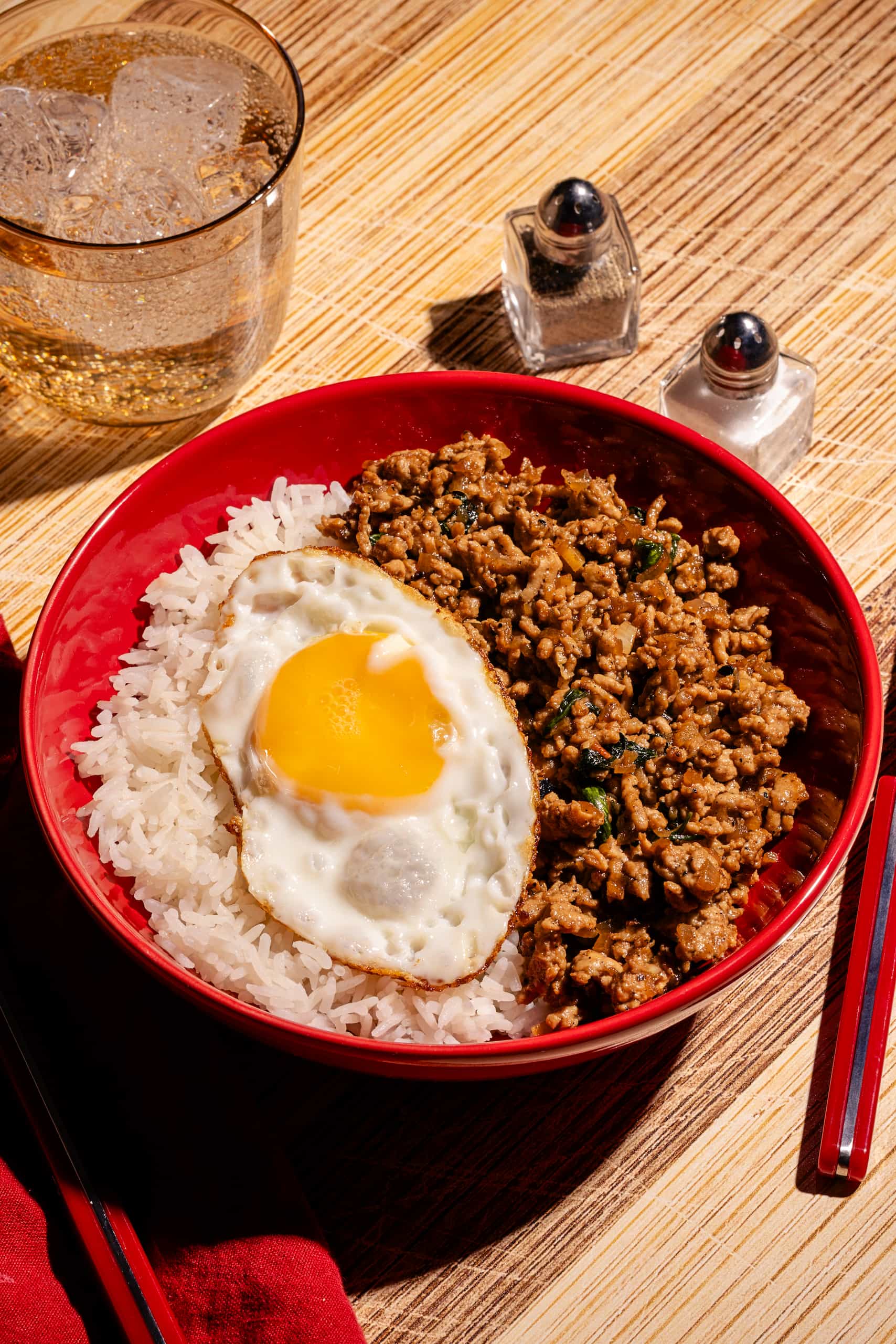 Recette rapide de porc haché thaï style pad kra pao au basilic savoureux