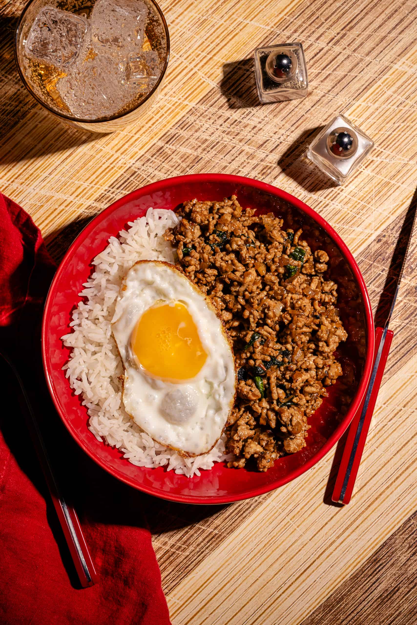 Recette rapide de porc haché thaï style pad kra pao au basilic savoureux