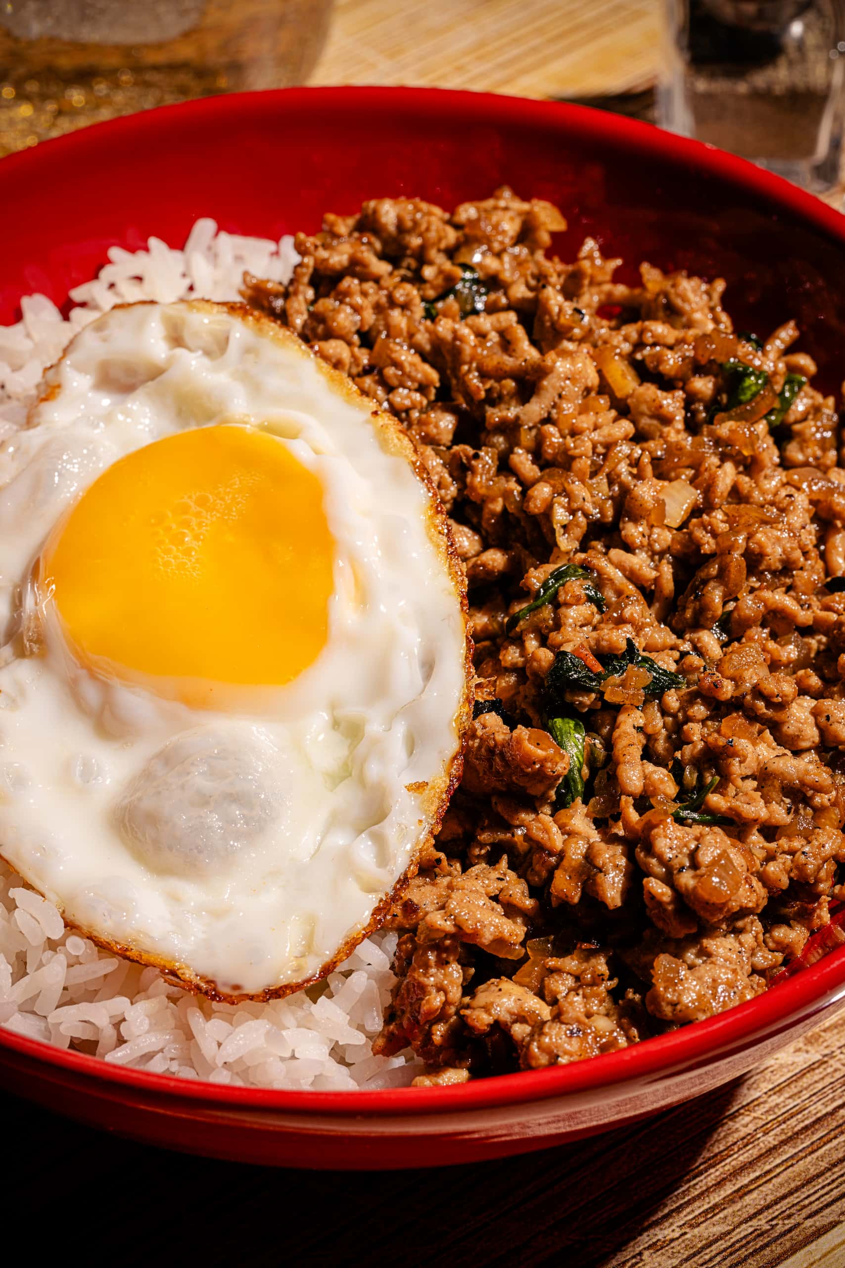 Recette rapide de porc haché thaï style pad kra pao au basilic savoureux