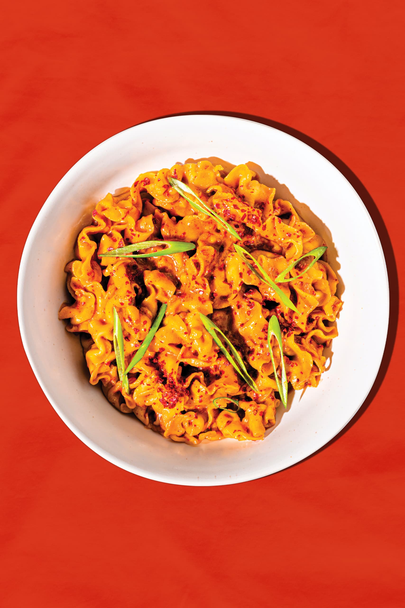 Bol de ramen épicés au beurre d'arachide garni d'oignons verts