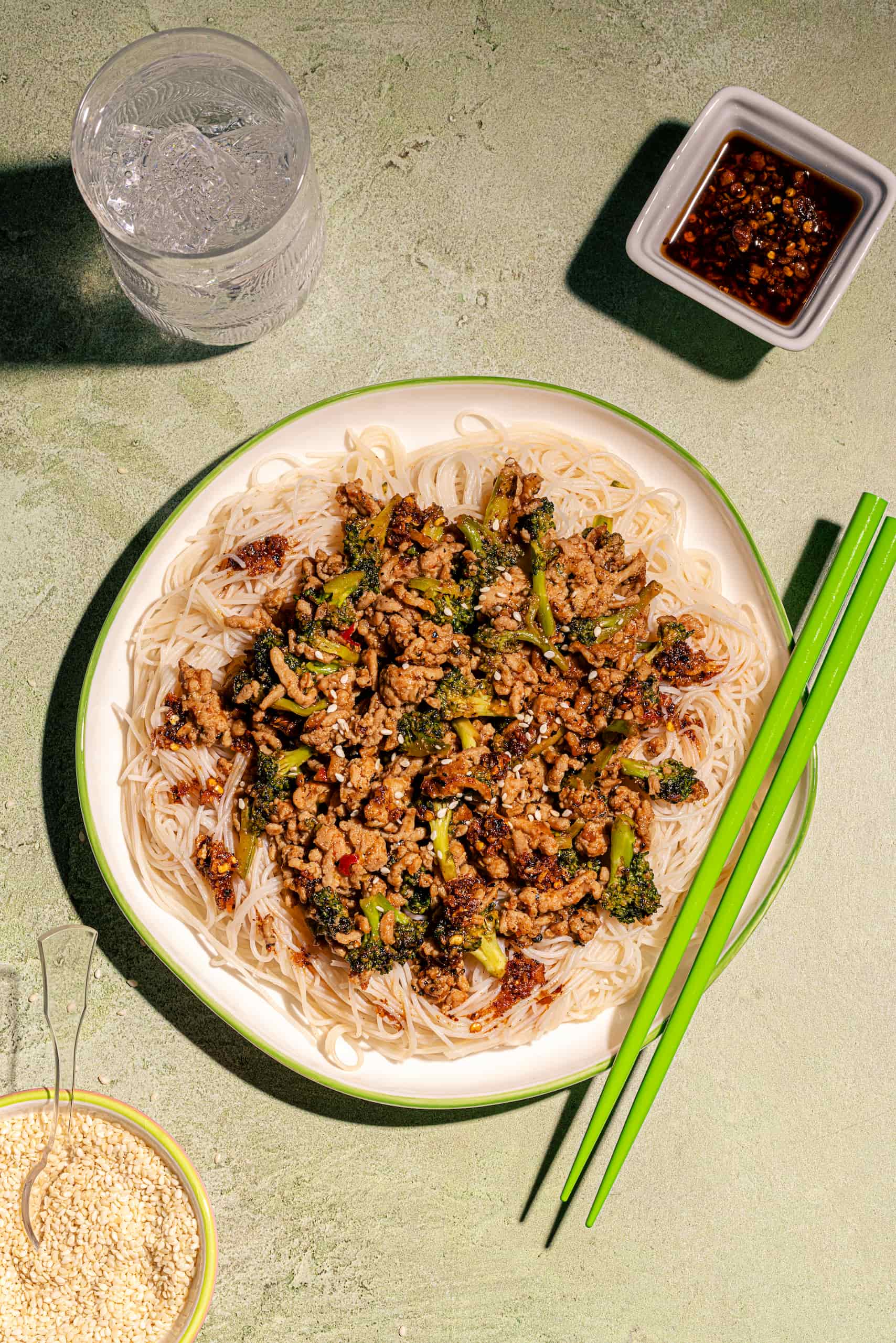 Sauté de poulet haché miel-sriracha avec brocoli et sauce sucrée épicée