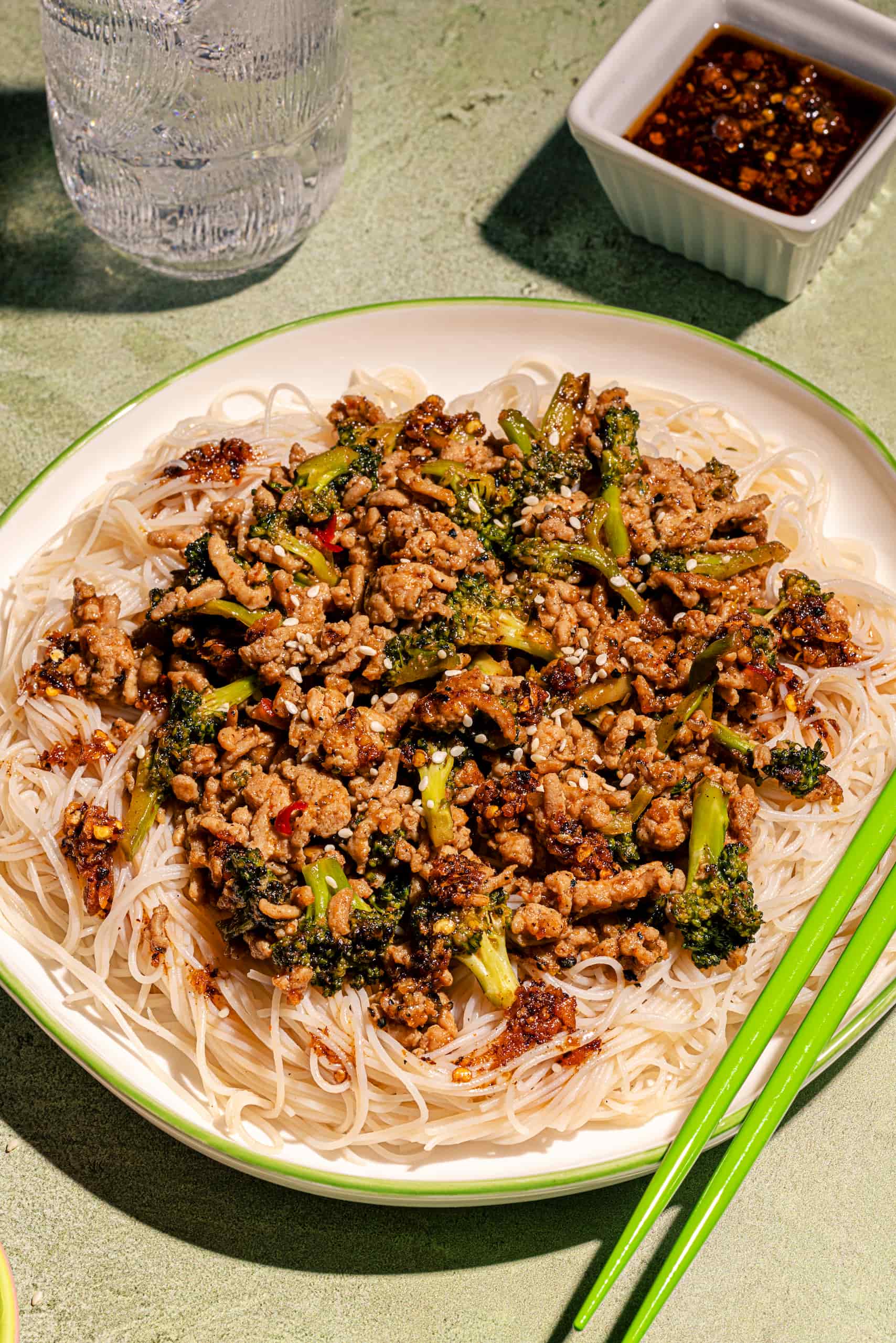 Sauté de poulet haché miel-sriracha avec brocoli et sauce sucrée épicée