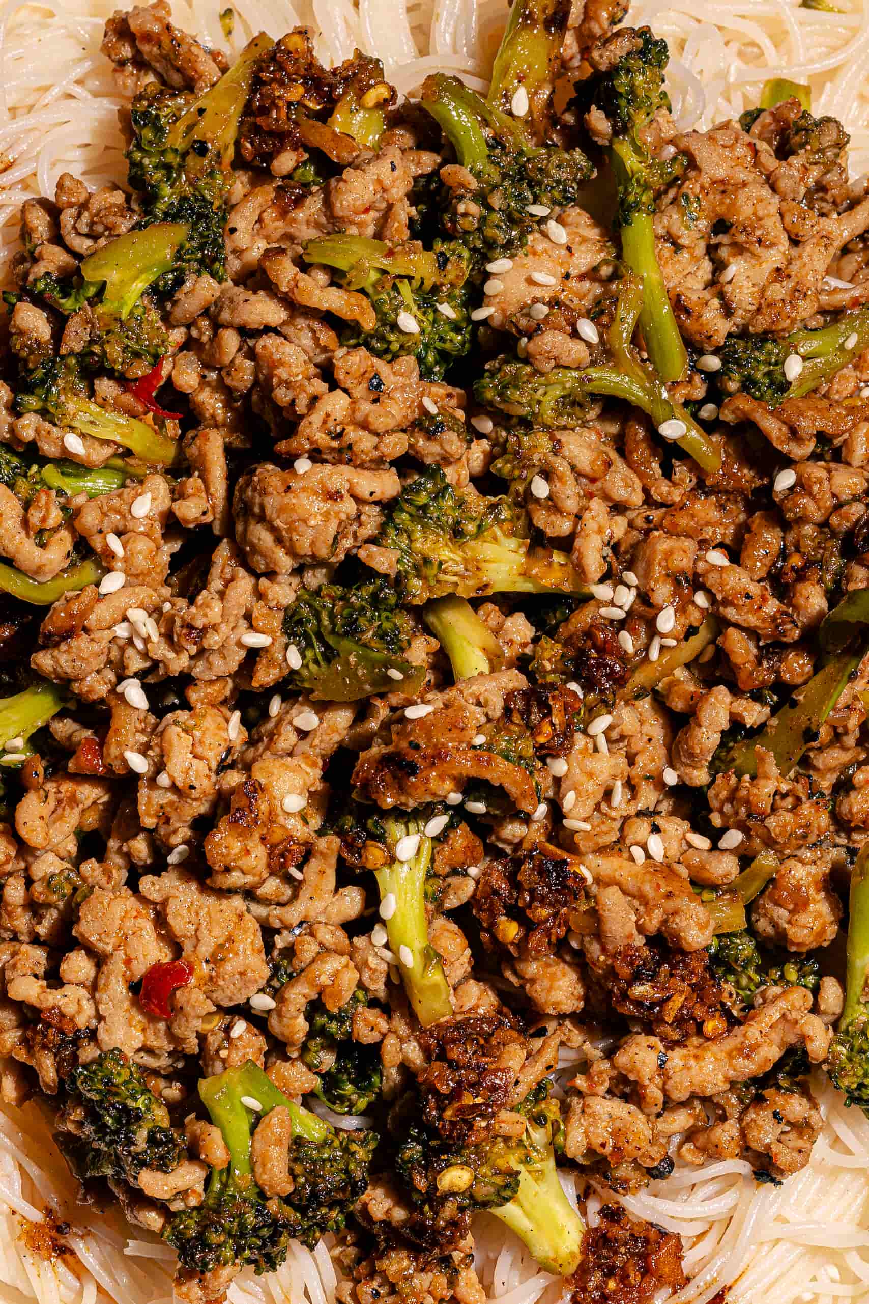 Sauté de poulet haché miel-sriracha avec brocoli et sauce sucrée épicée