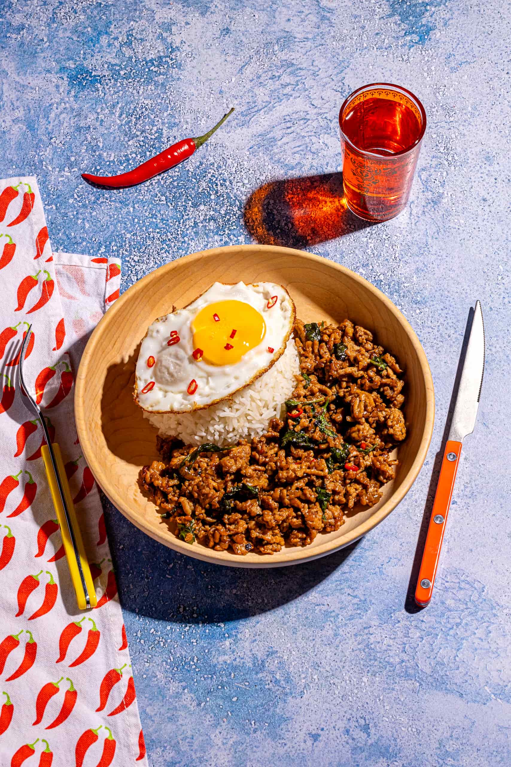 Bol de poulet haché thaï avec basilic et oeuf