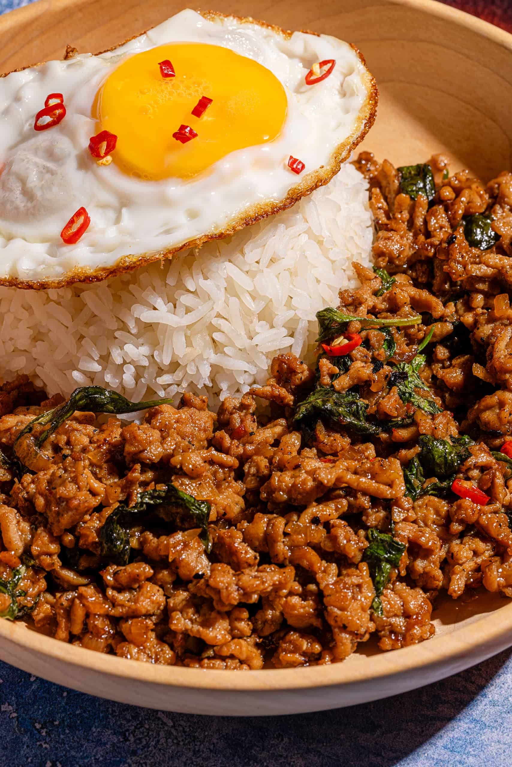 Bol de poulet haché thaï avec basilic et oeuf