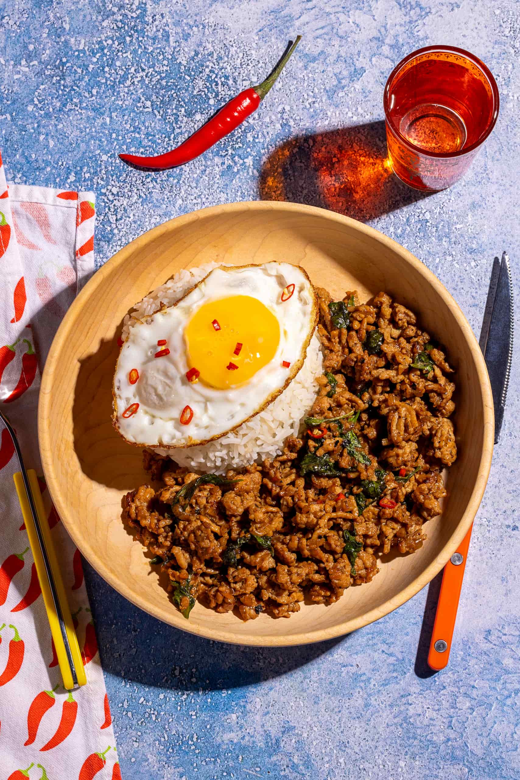 Bol de poulet haché thaï avec basilic et oeuf