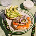 Bagels au saumon fumé avec avocat
