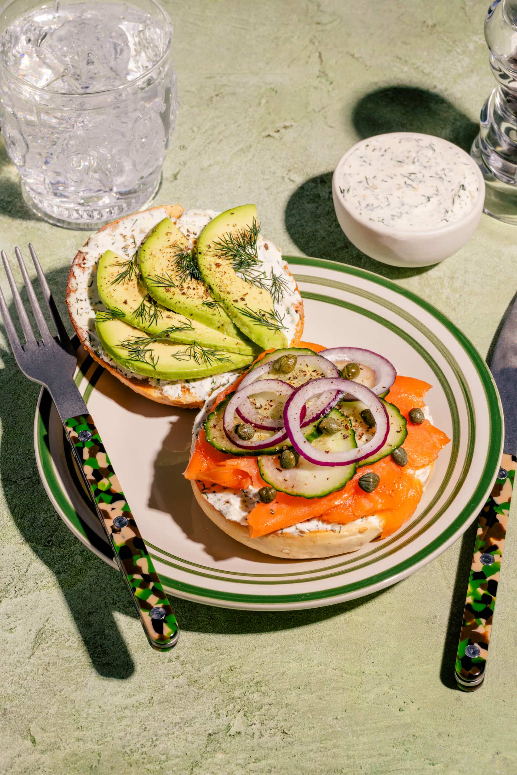 Bagels au saumon fumé avec avocat et fromage à la crème fines herbes pour un brunch généreux