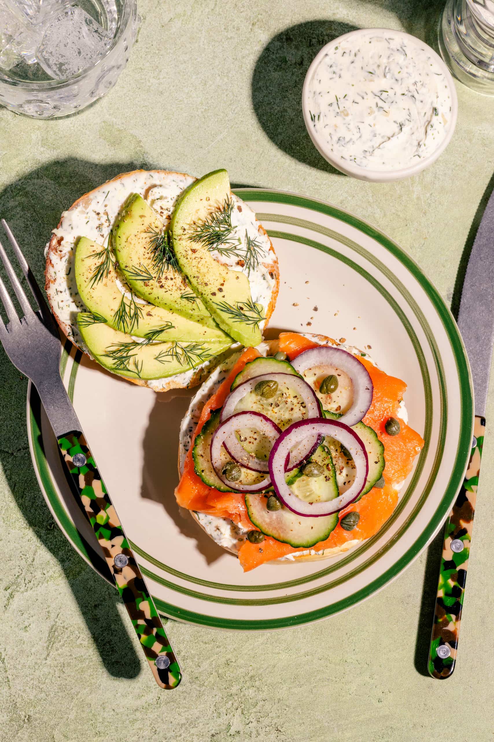 Bagels au saumon fumé avec avocat et fromage à la crème fines herbes pour un brunch généreux