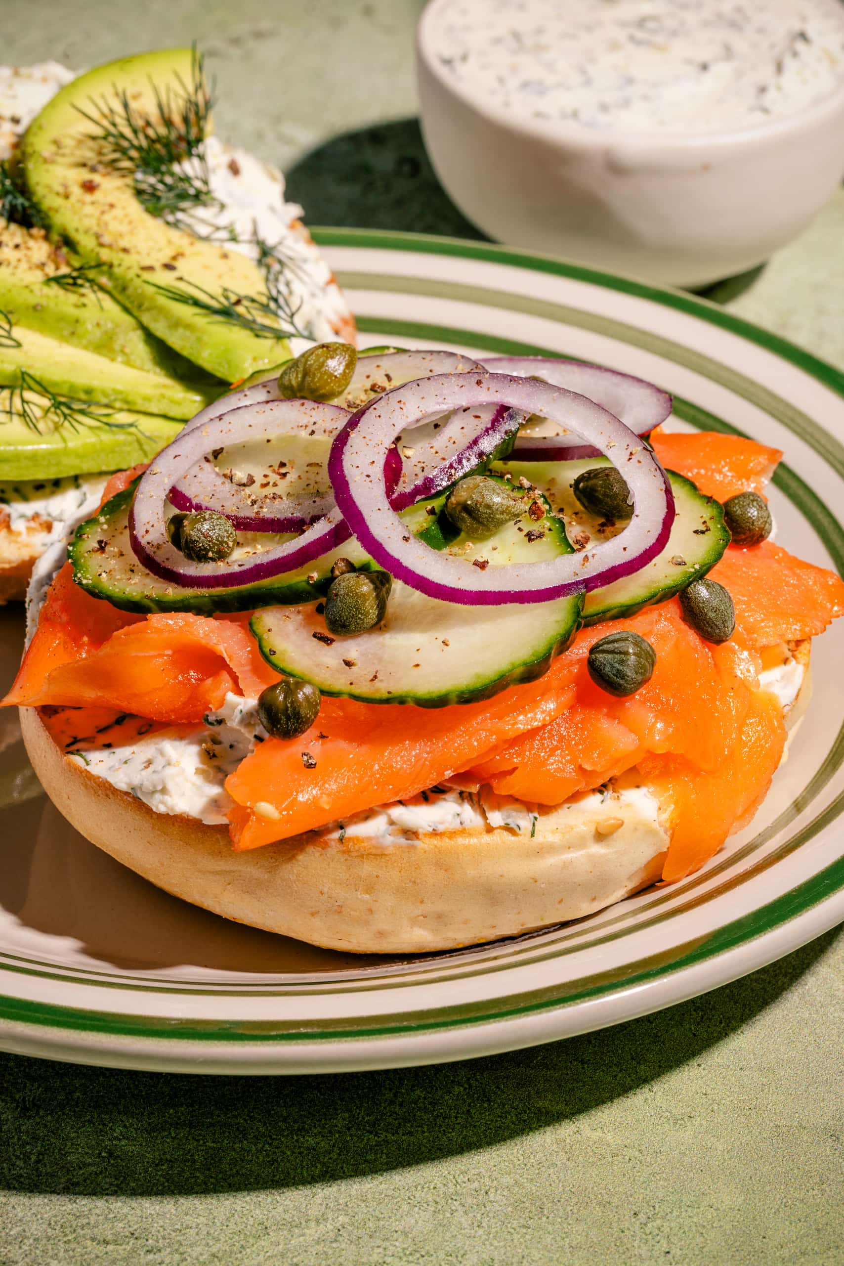 Bagels au saumon fumé avec avocat et fromage à la crème fines herbes pour un brunch généreux
