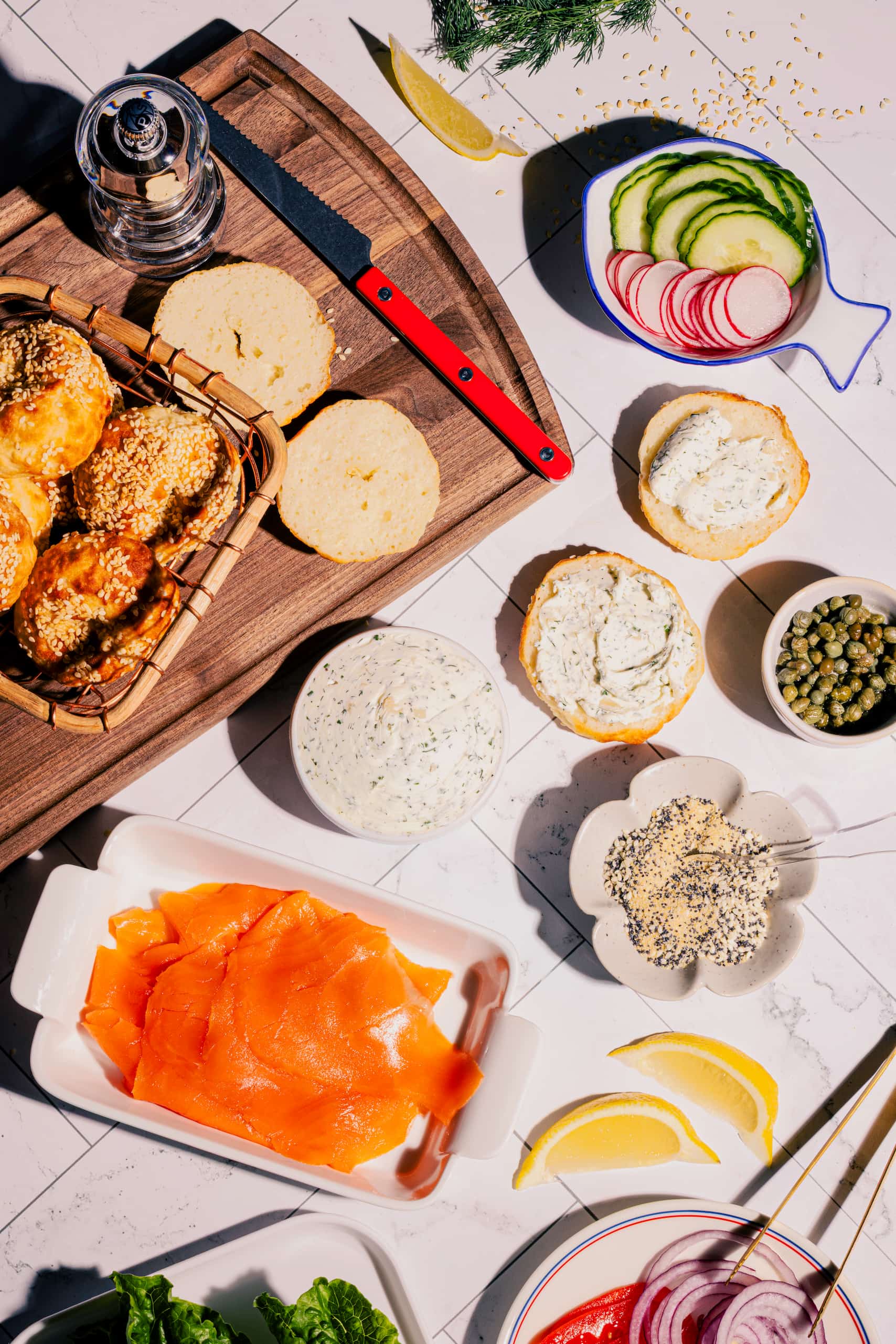 Bar à mini-bagels pour le brunch avec saumon fumé et fromage à la crème fines herbes