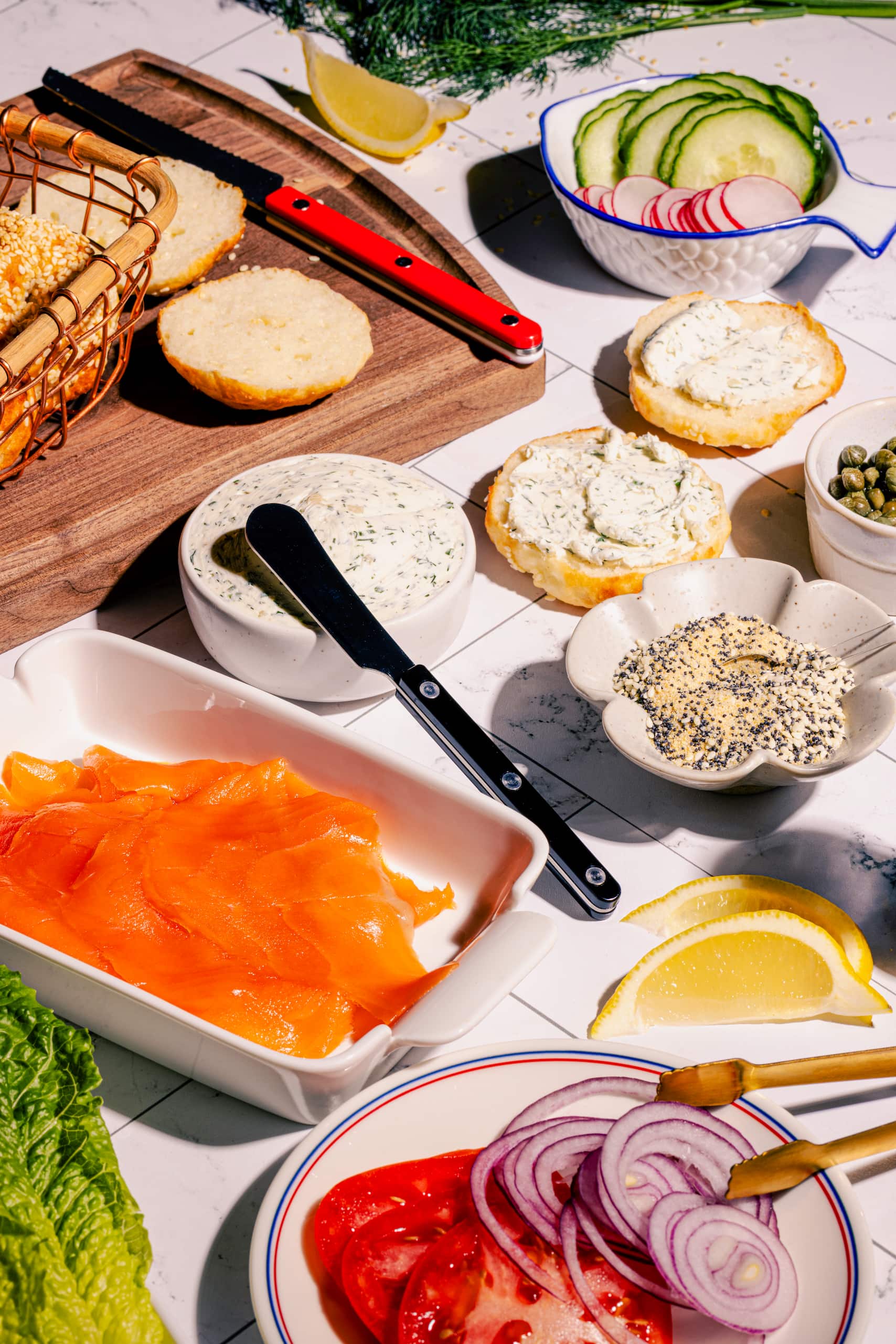Bar à mini-bagels pour le brunch avec saumon fumé et fromage à la crème fines herbes