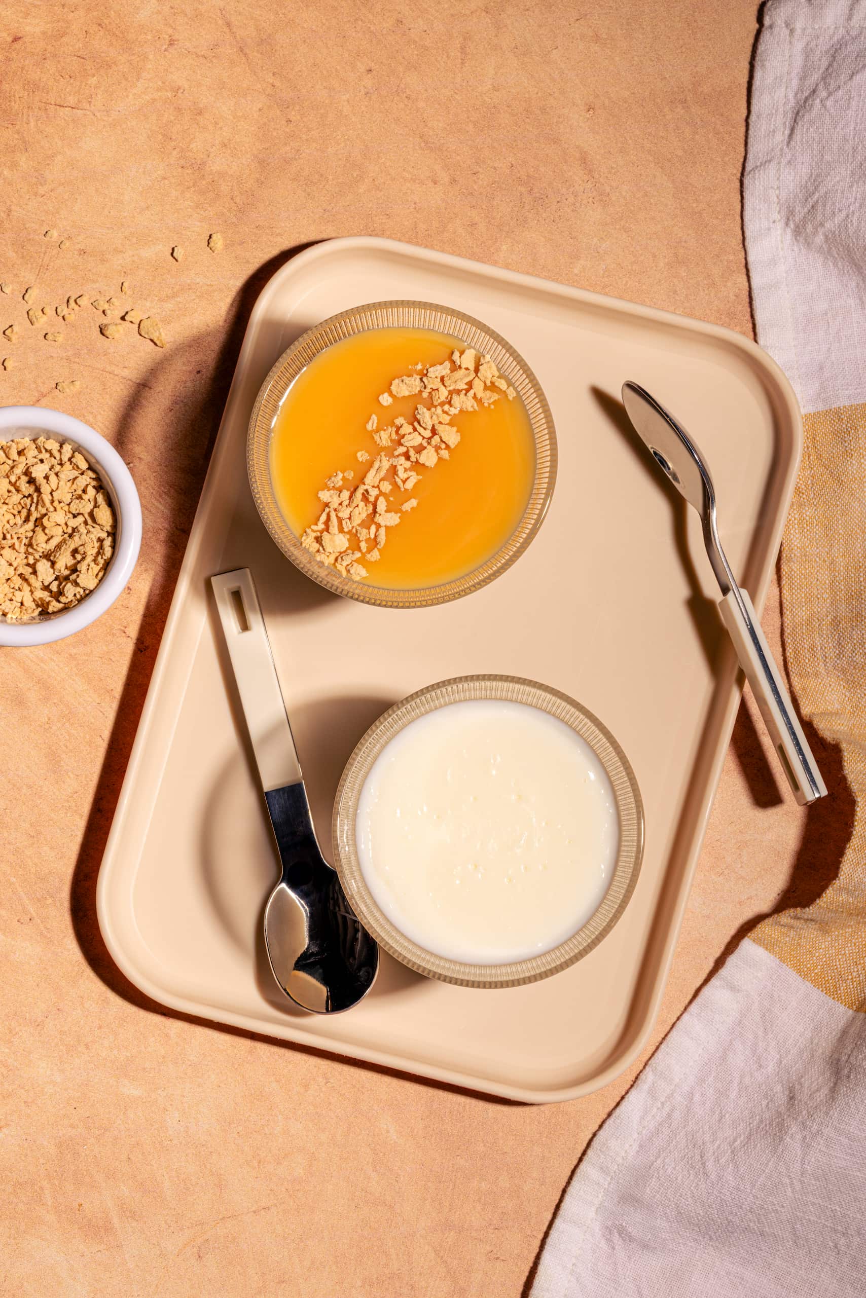 Blancmange à l'érable crémeux servi dans un bol avec coulis d'érable et sucre d'érable