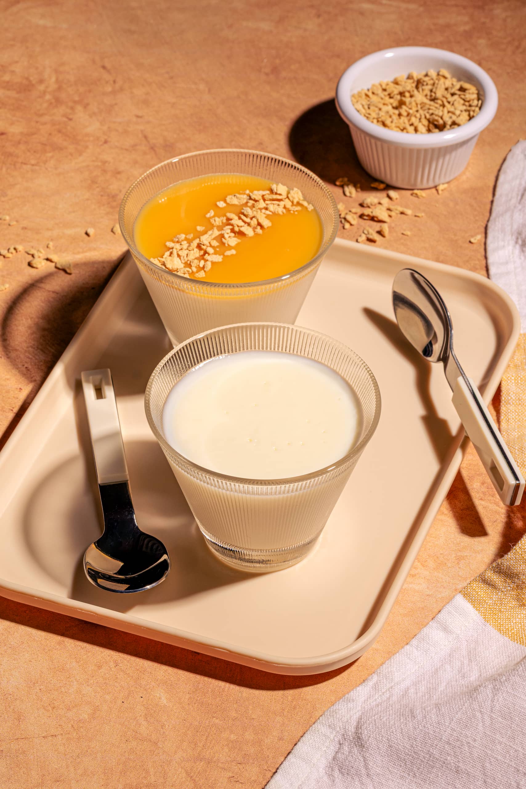Blancmange à l'érable crémeux servi dans un bol avec coulis d'érable et sucre d'érable