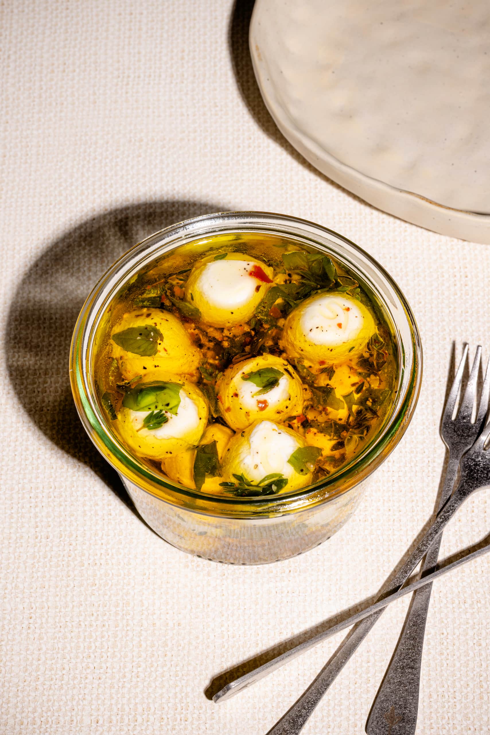 Bocconcinis marinés aux herbes fraîches et à l'huile d'olive servis en apéro