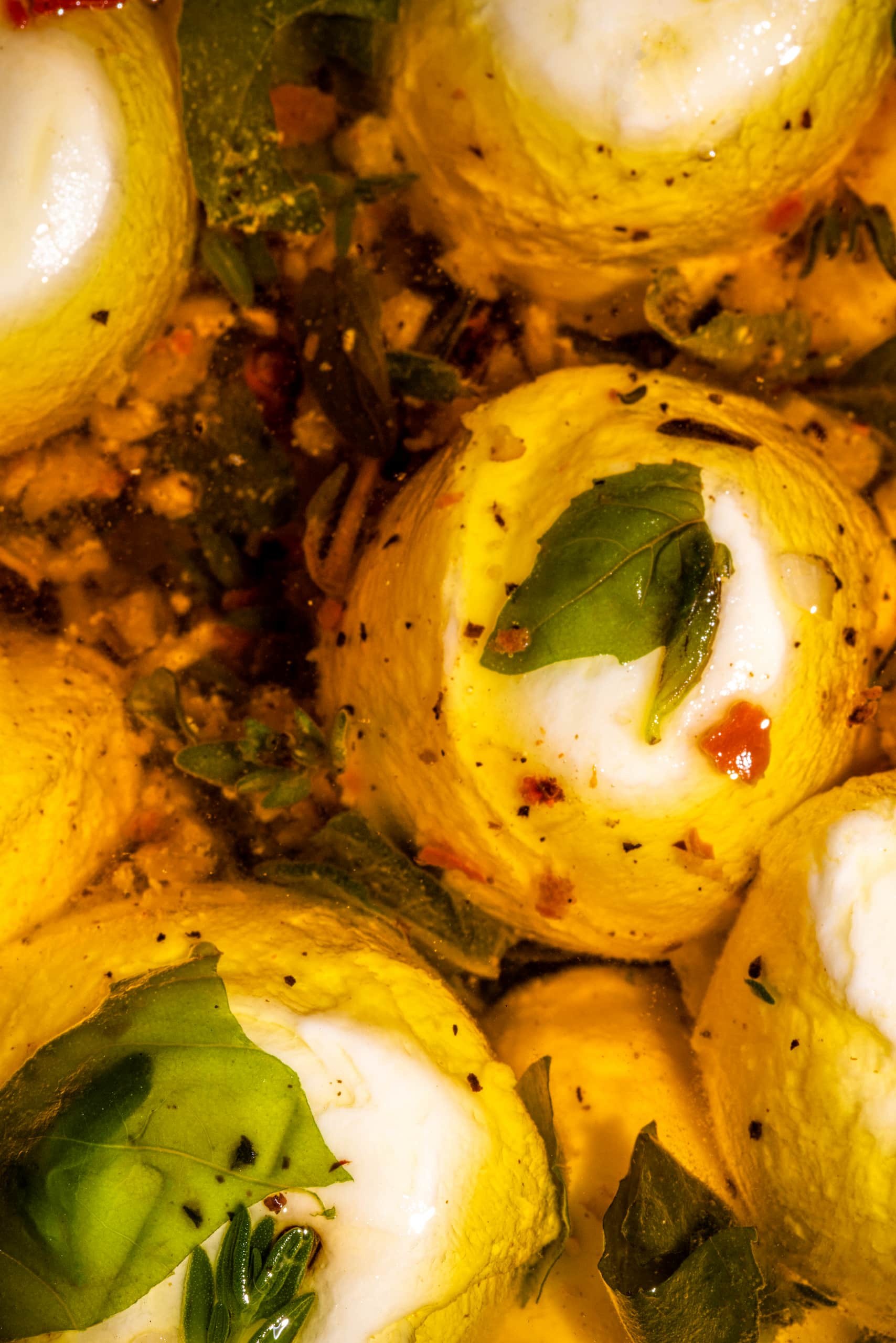 Bocconcinis marinés aux herbes fraîches et à l'huile d'olive servis en apéro