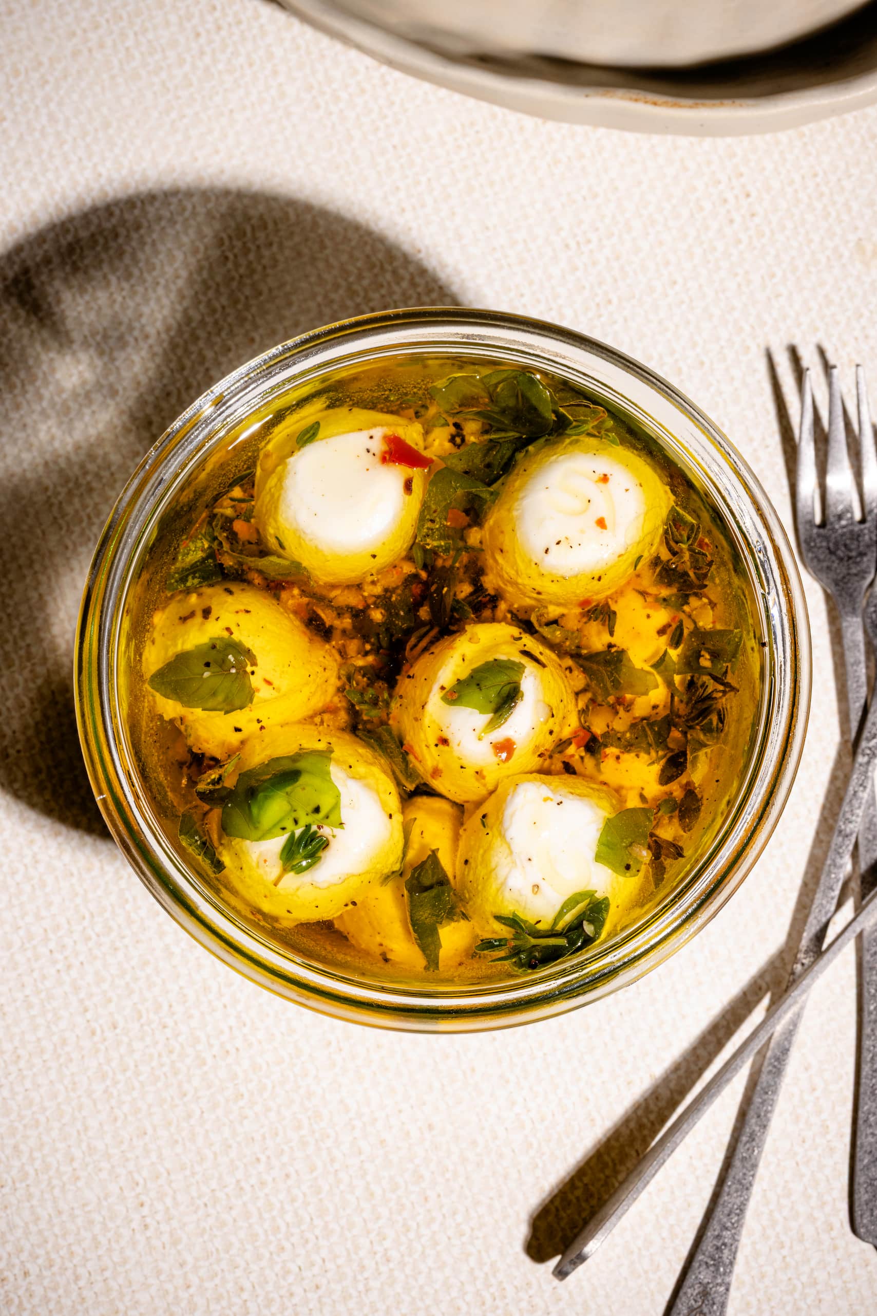 Bocconcinis marinés aux herbes fraîches et à l'huile d'olive servis en apéro