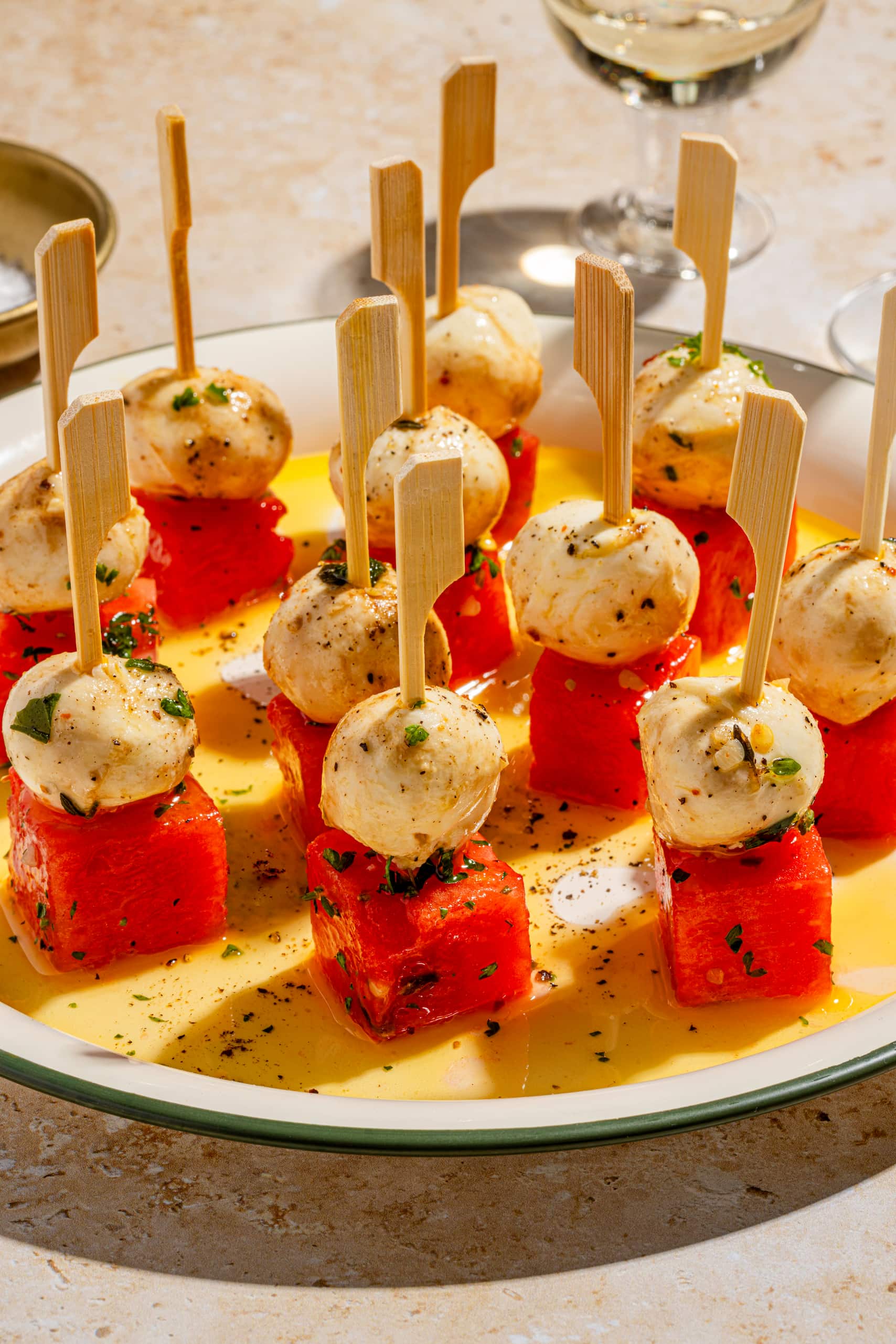 Bouchées de bocconcinis sur melon d'eau marinées servies en apéro estival frais
