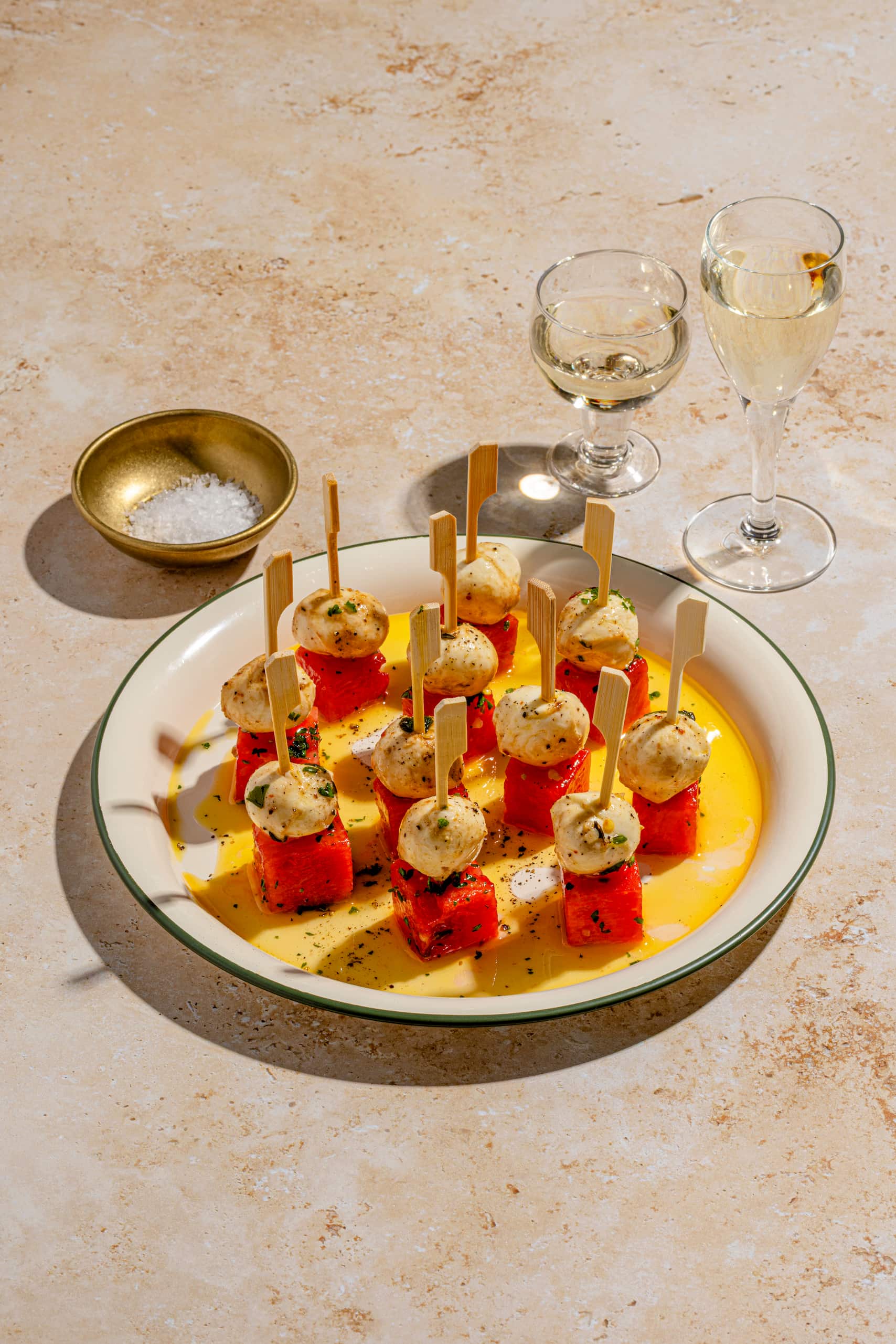Bouchées de bocconcinis sur melon d'eau marinées servies en apéro estival frais