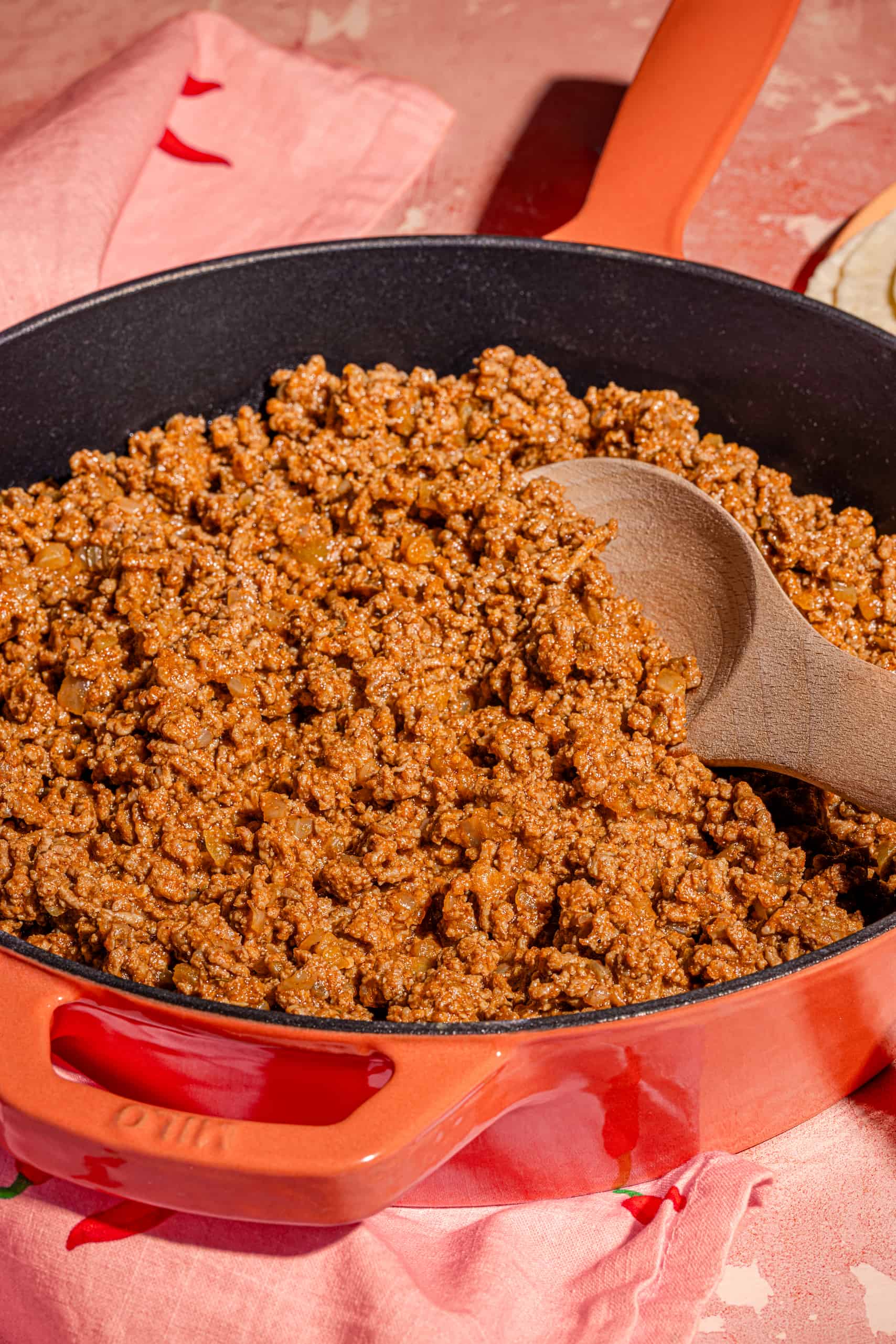 Boeuf à tacos rapide maison dans une poêle, garniture taco boeuf haché aux épices