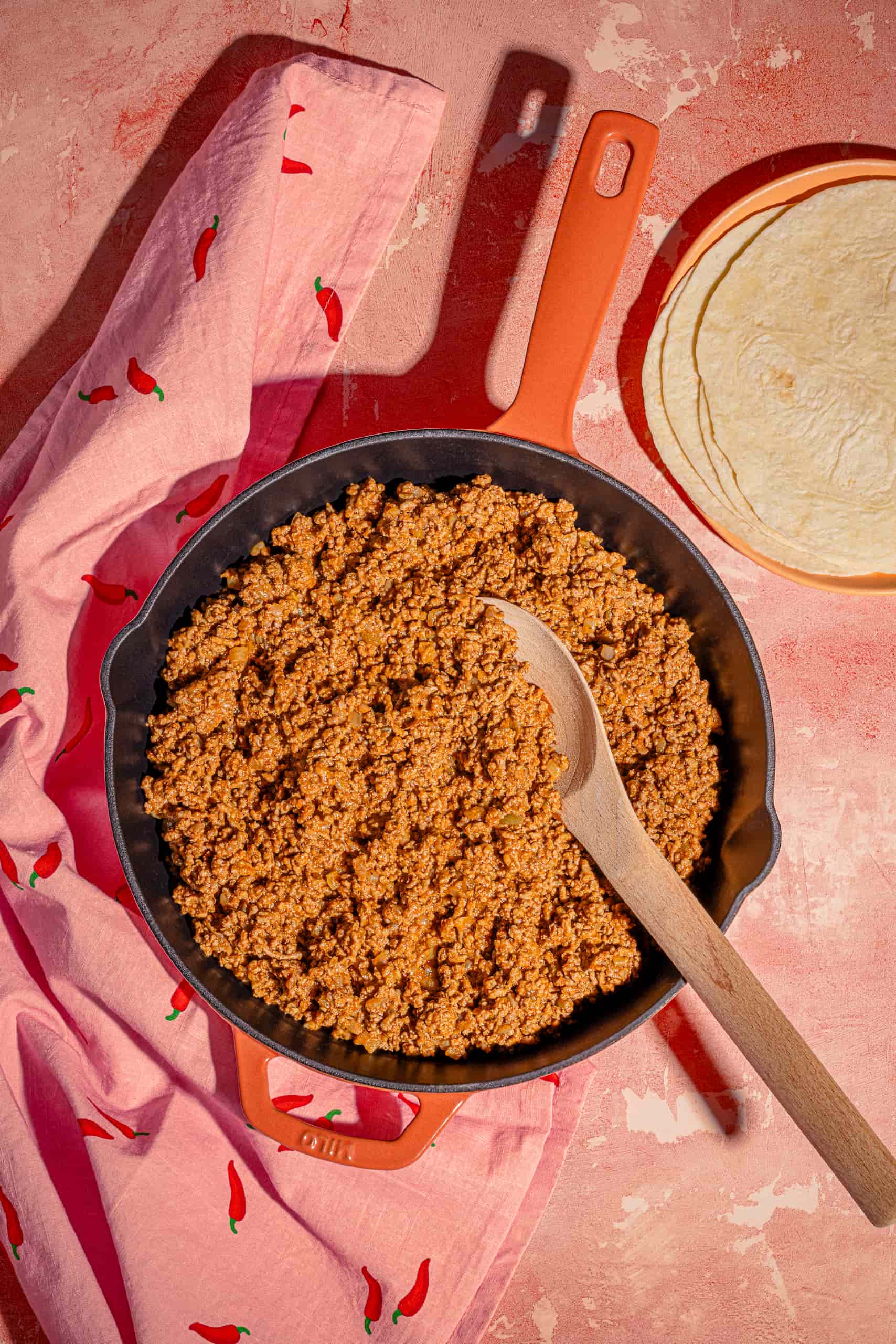 Boeuf à tacos rapide maison dans une poêle, garniture taco boeuf haché aux épices