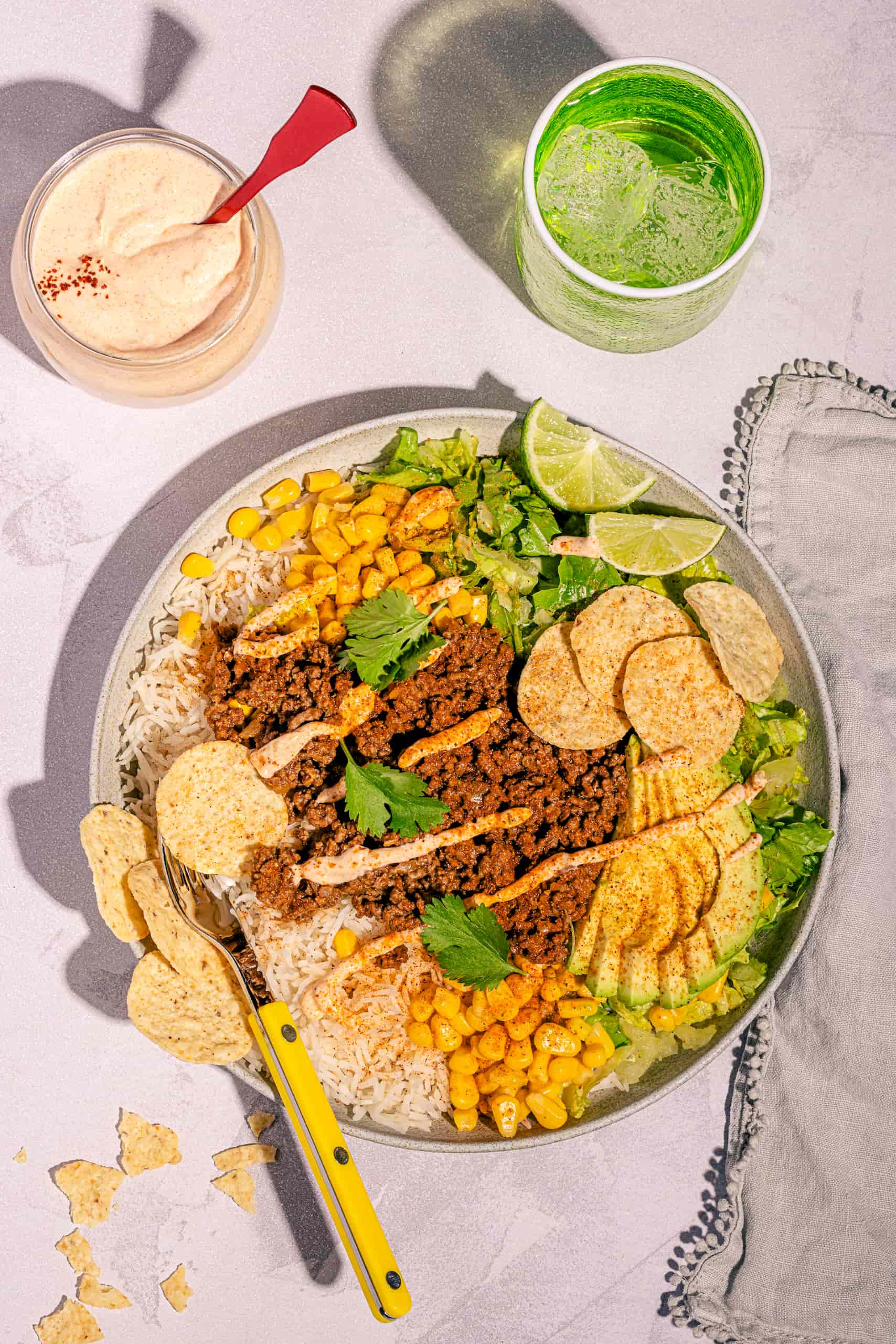 Bol tacos facile et rapide garni de riz, viande épicée, avocat et croustilles de maïs
