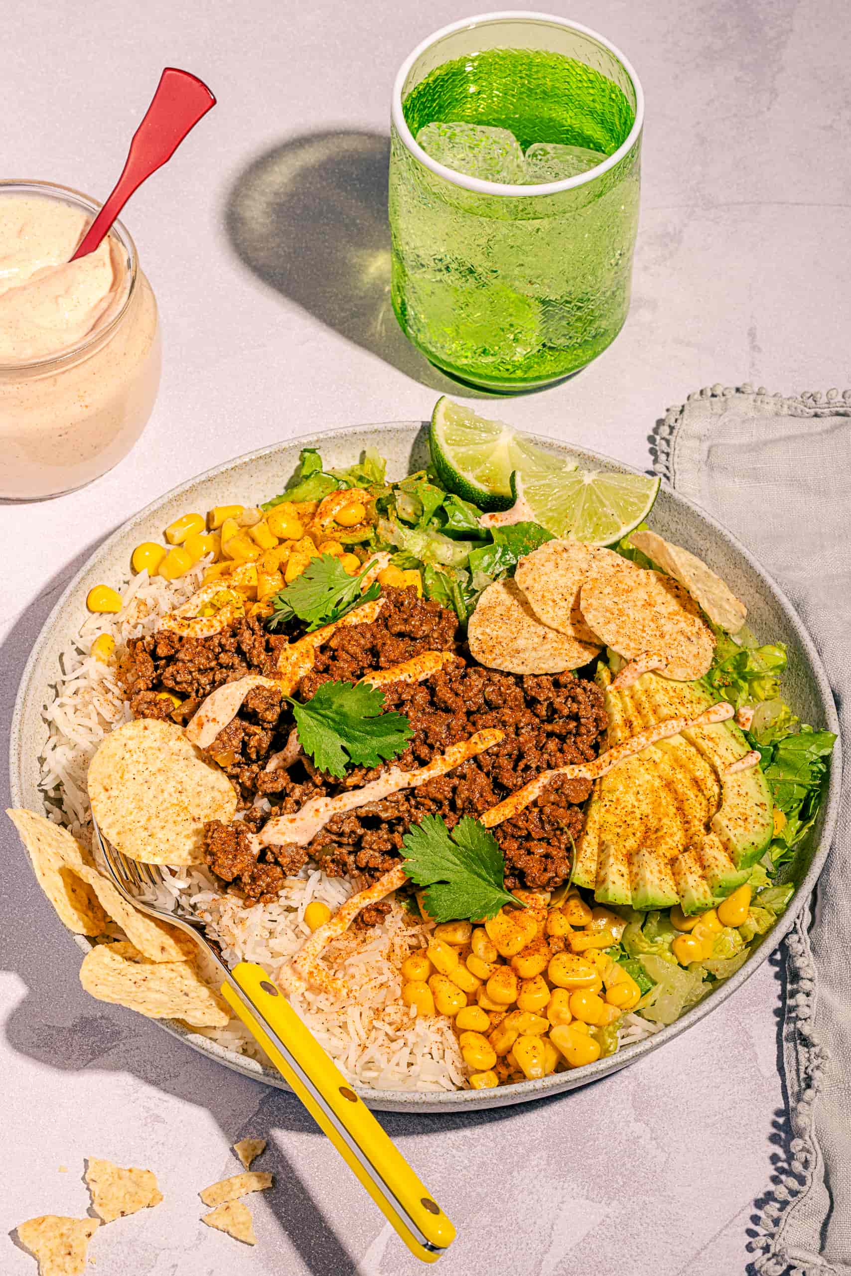 Bol tacos facile et rapide garni de riz, viande épicée, avocat et croustilles de maïs