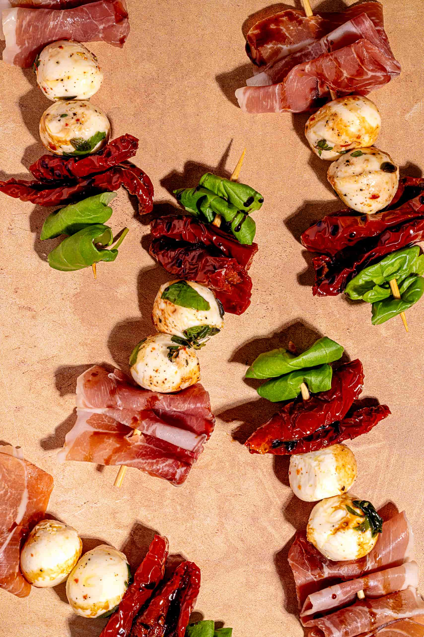 Brochettes antipasto de bocconcinis marinés et prosciutto pour un apéro italien facile