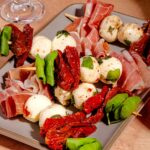 Antipasto de bocconcinis marinés et prosciutto