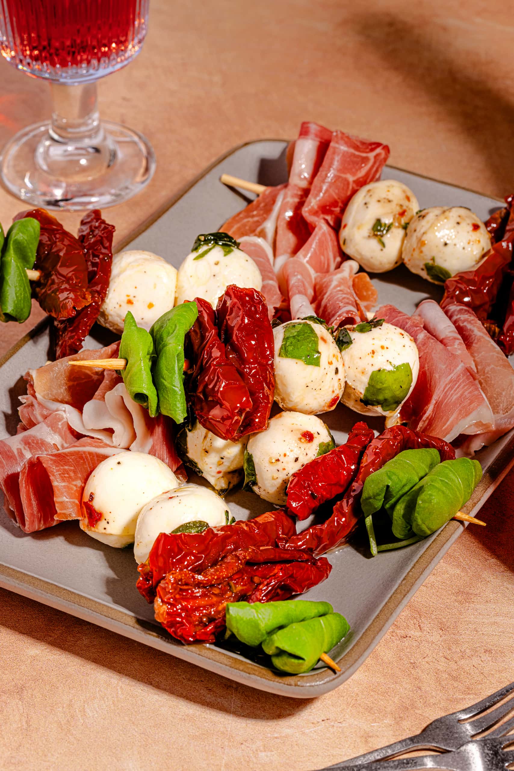 Brochettes antipasto de bocconcinis marinés et prosciutto pour un apéro italien facile