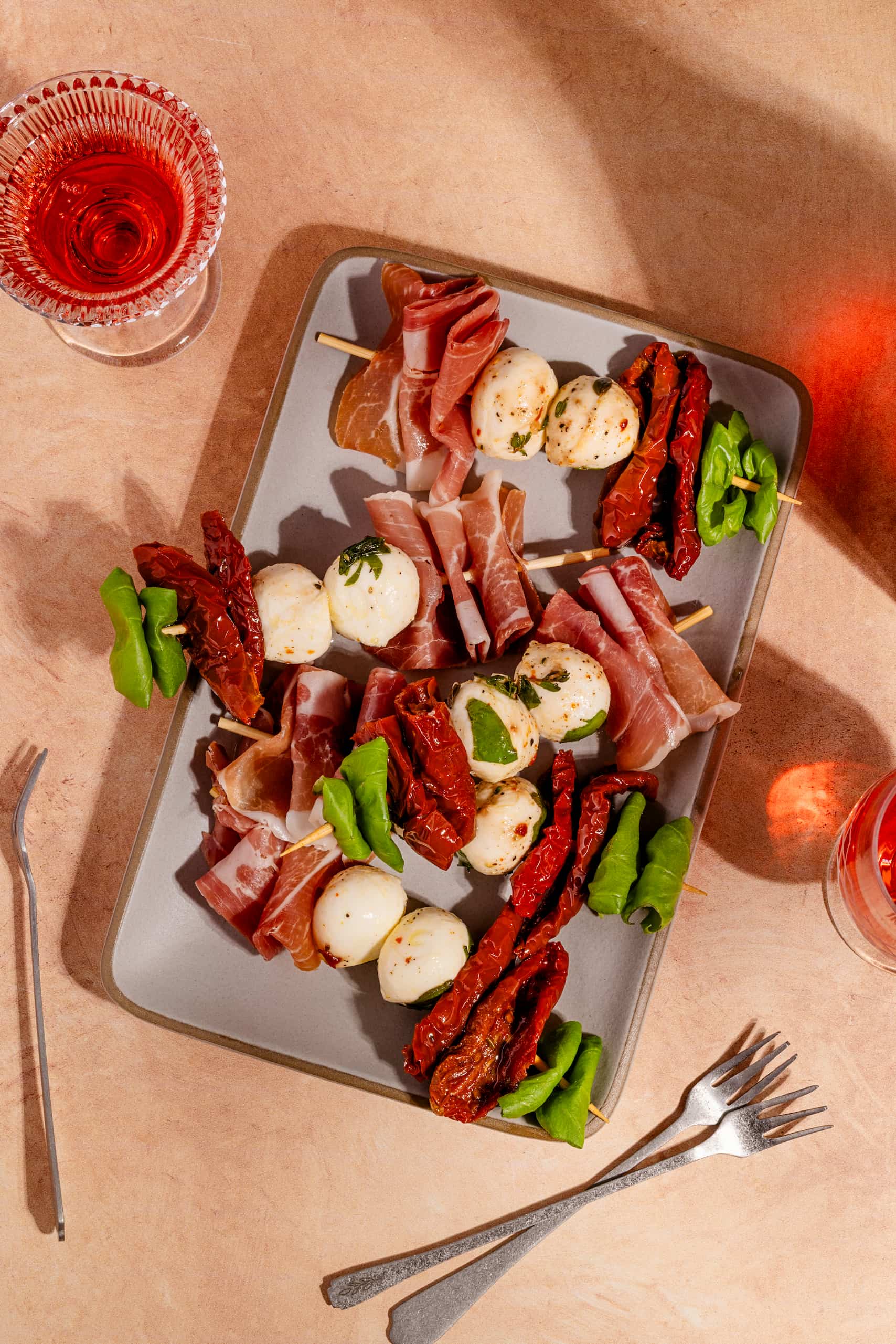 Brochettes antipasto de bocconcinis marinés et prosciutto pour un apéro italien facile