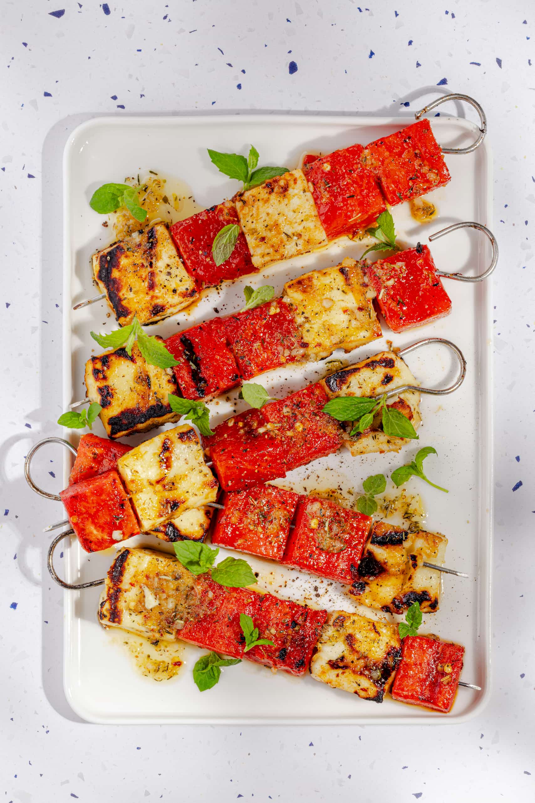 Brochettes de fromage halloumi avec cubes de melon d'eau et menthe fraîche