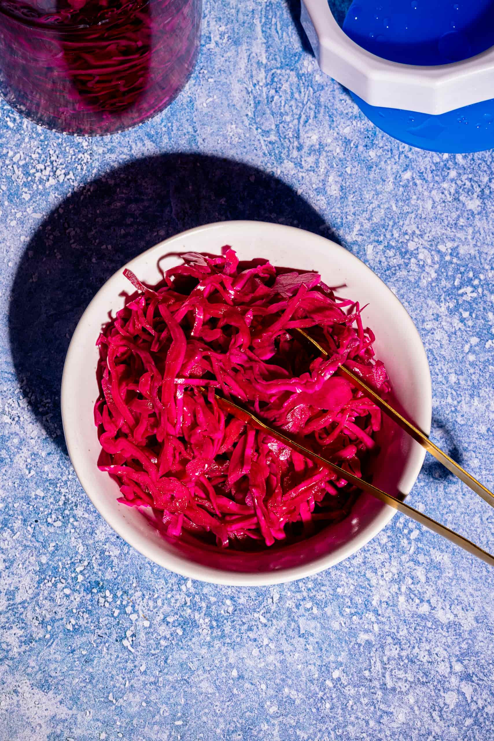 Chou rouge mariné maison acidulé et croquant dans un bocal en verre