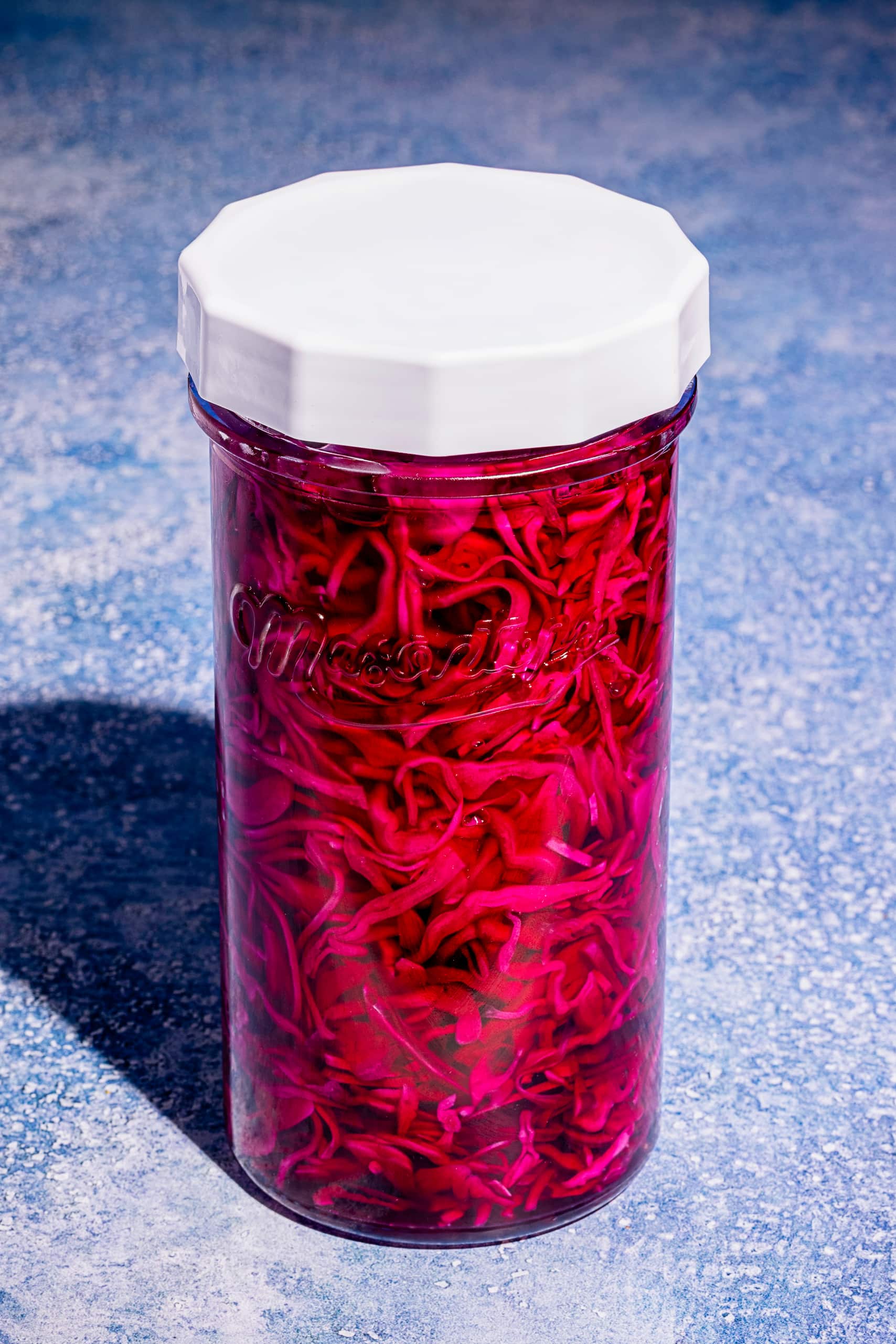 Chou rouge mariné maison acidulé et croquant dans un bocal en verre