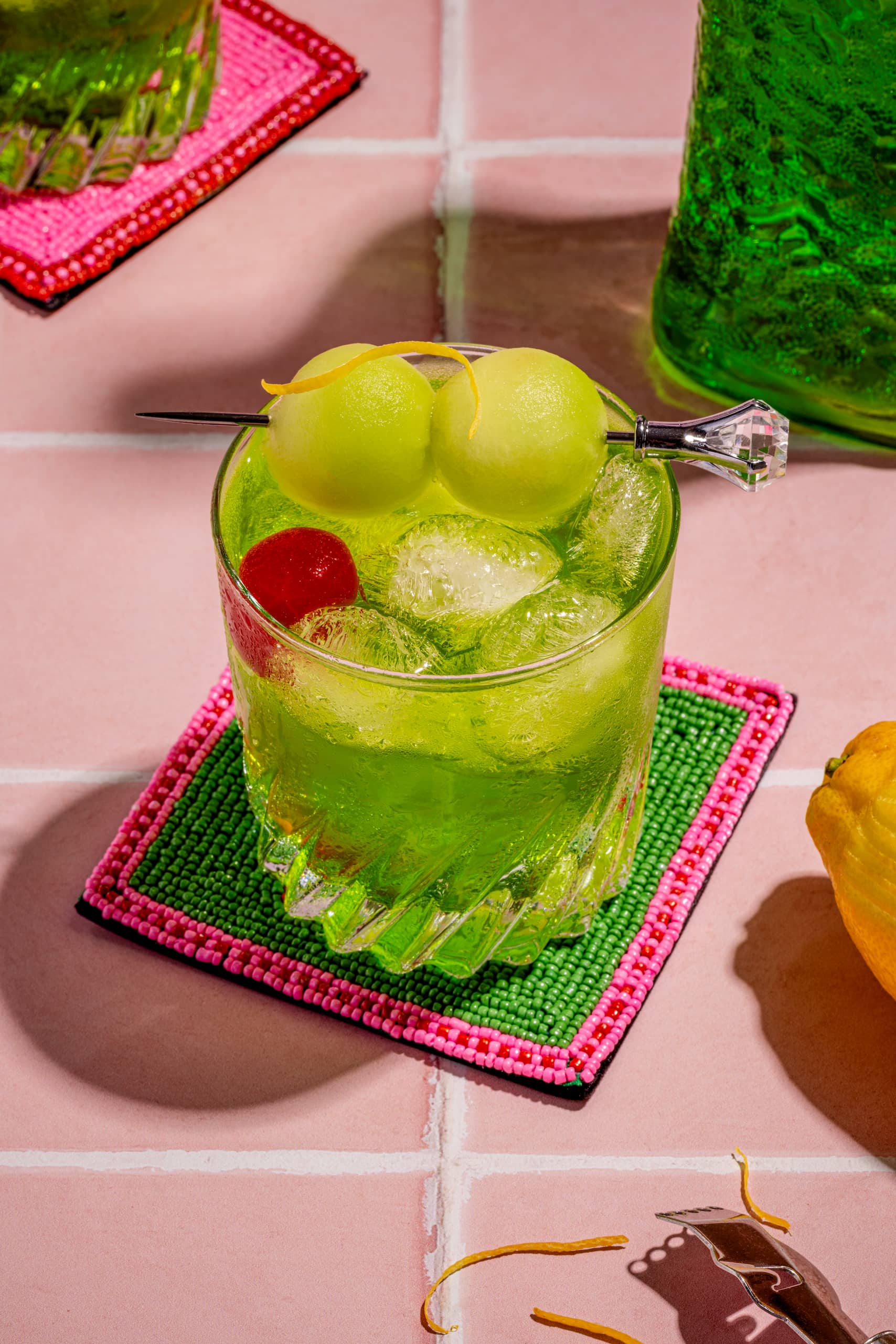 Fizz au Midori servi dans un verre lowball avec cerise au marasquin et zeste de lime