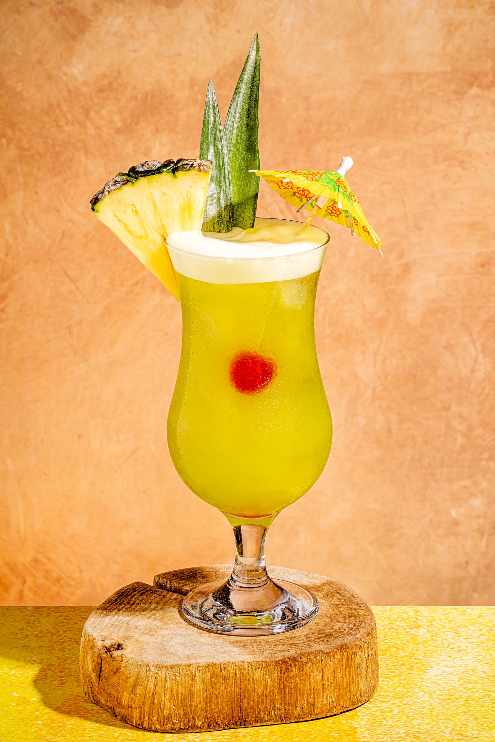 Cocktail des îles au melon avec Midori, rhum et jus d'ananas servi dans un verre avec glaçons