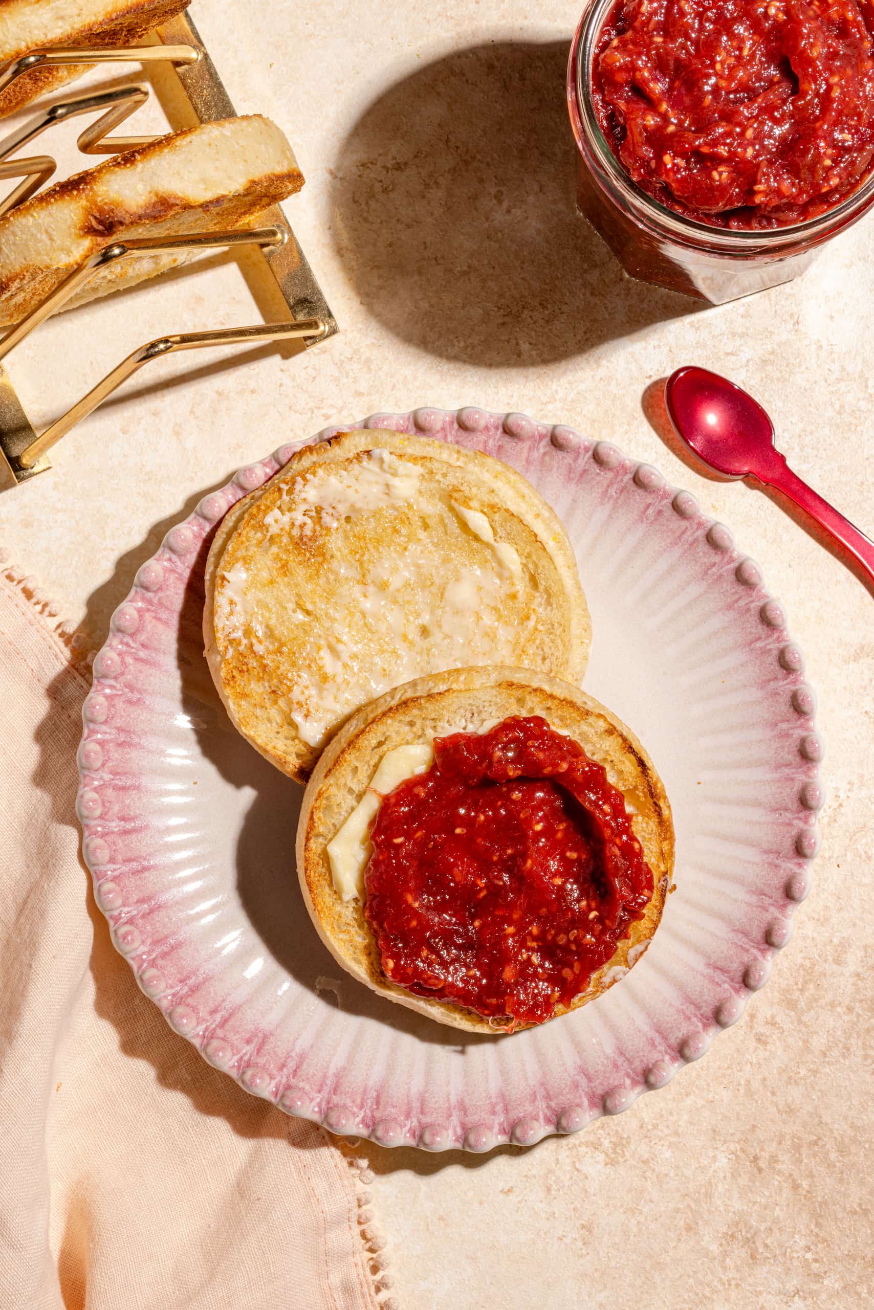 Confiture framboises et rhubarbe maison dans un bocal en verre, recette facile sans pectine