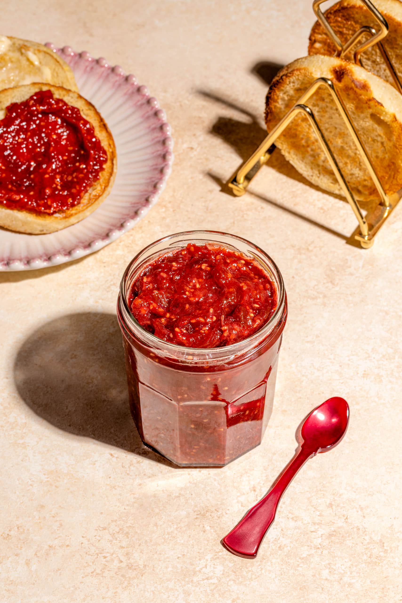 Confiture framboises et rhubarbe maison dans un bocal en verre, recette facile sans pectine