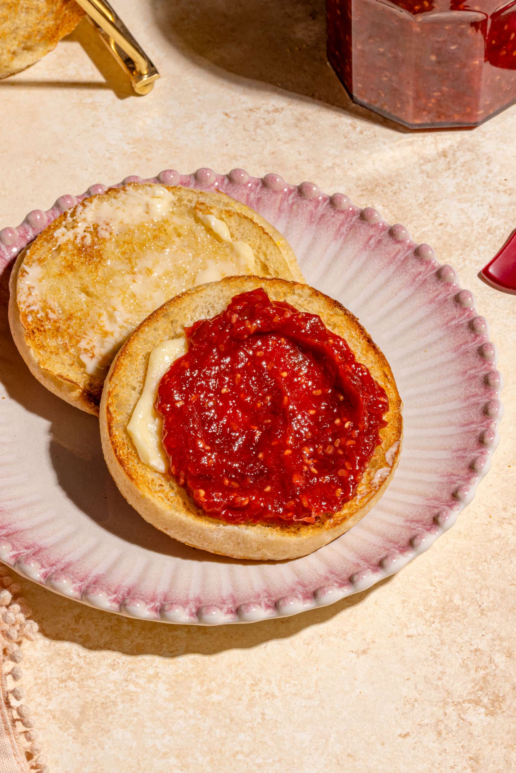 Confiture framboises et rhubarbe maison dans un bocal en verre, recette facile sans pectine