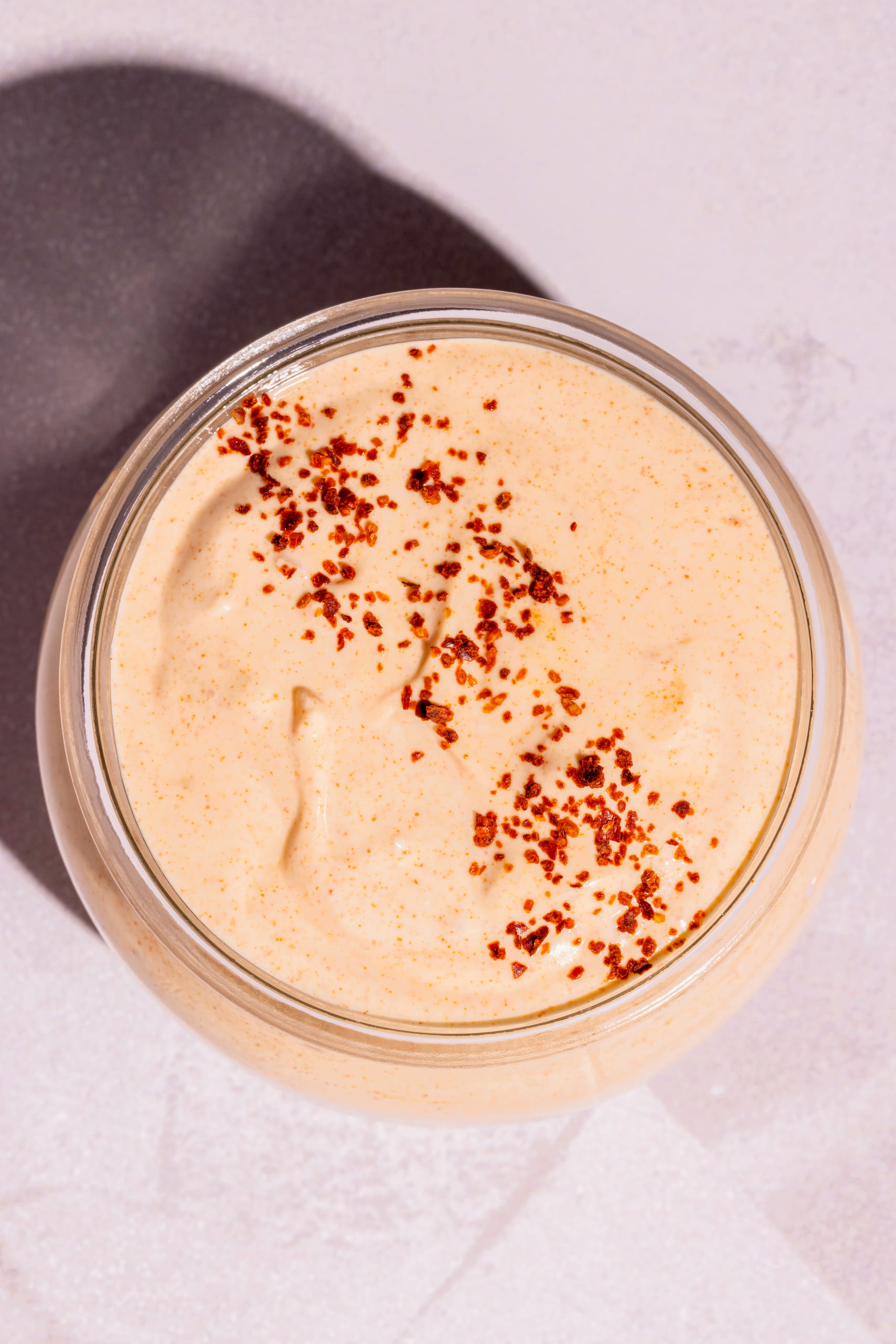 Crème sure épicée maison au paprika fumé et sriracha dans un petit bol de service