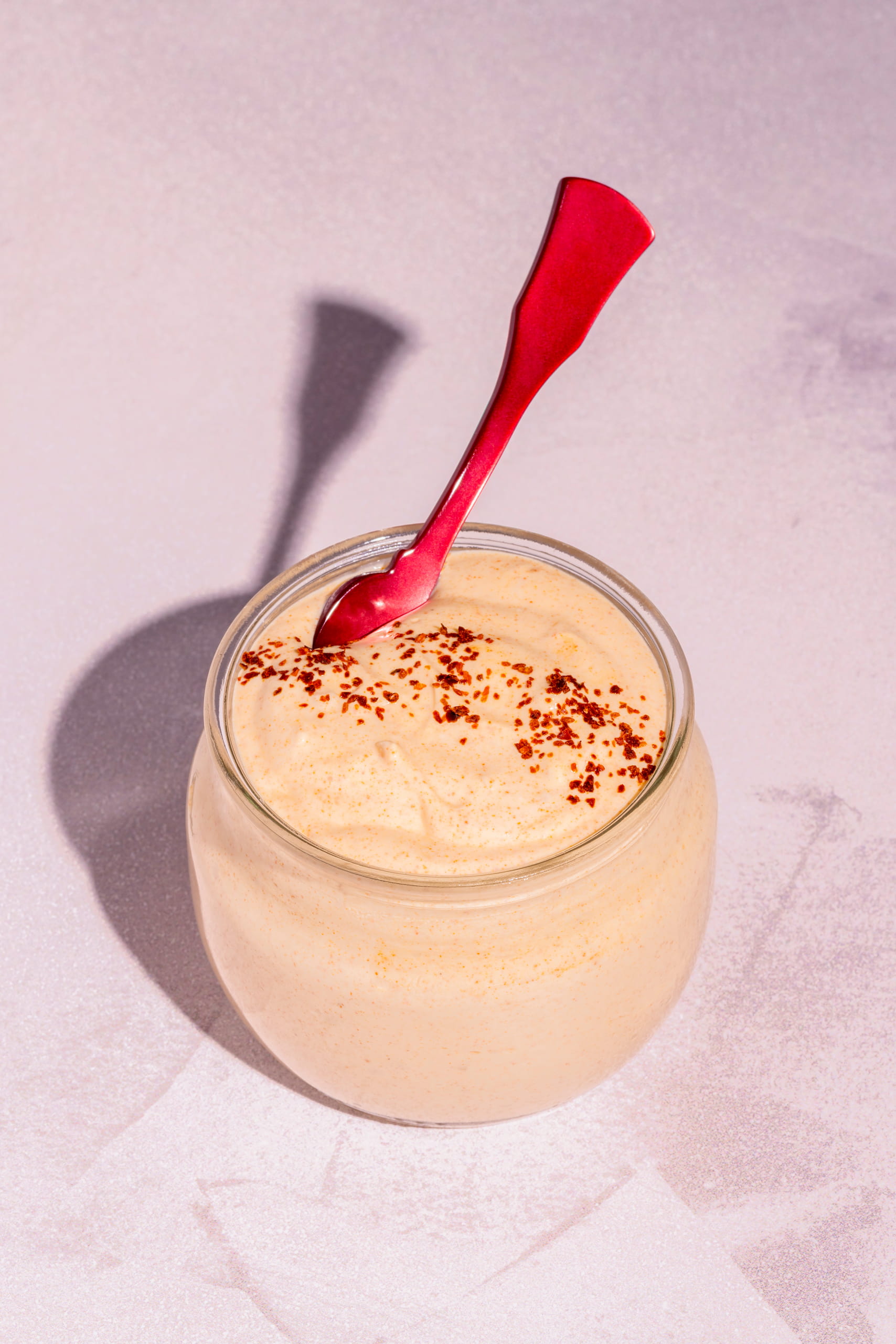 Crème sure épicée maison au paprika fumé et sriracha dans un petit bol de service