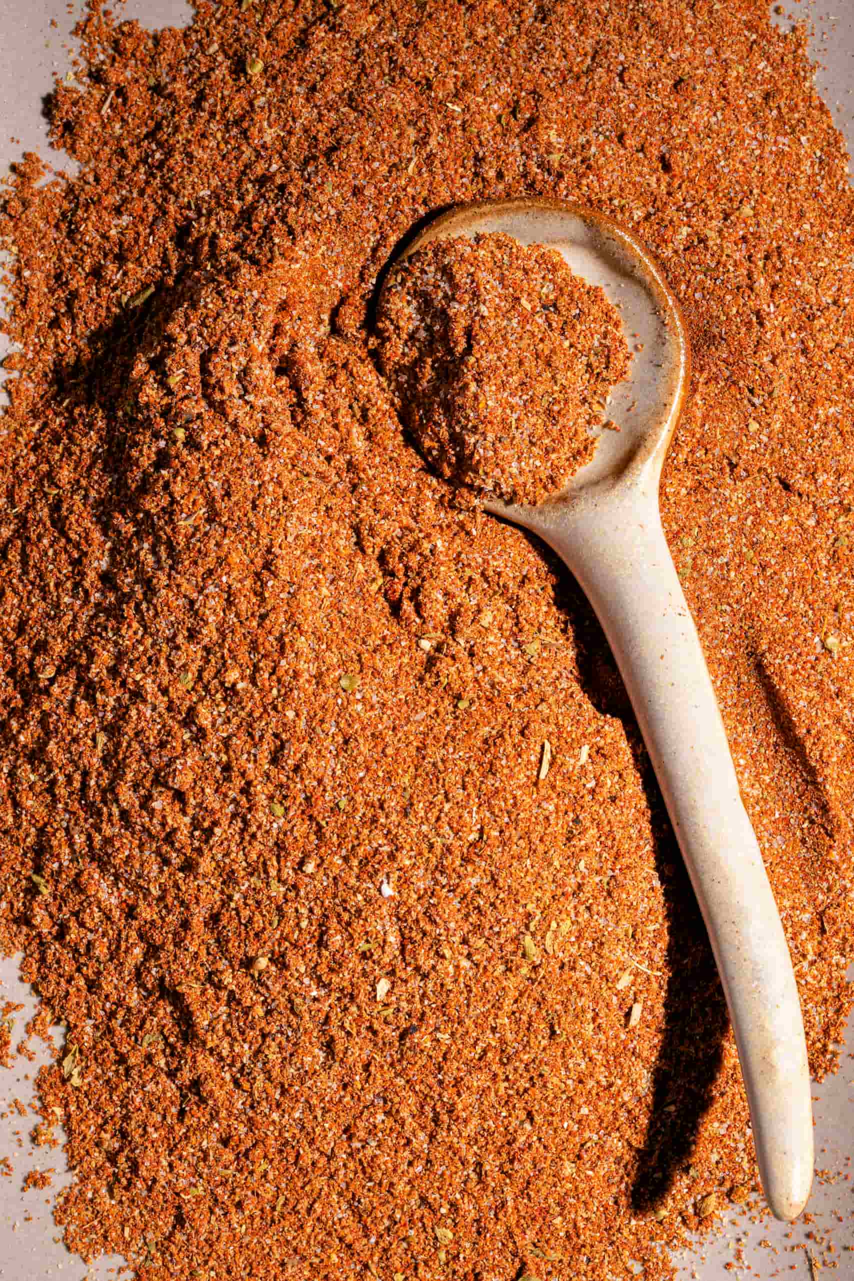 Mélange d'épices à tacos maison dans un bol, assaisonnement taco fait maison
