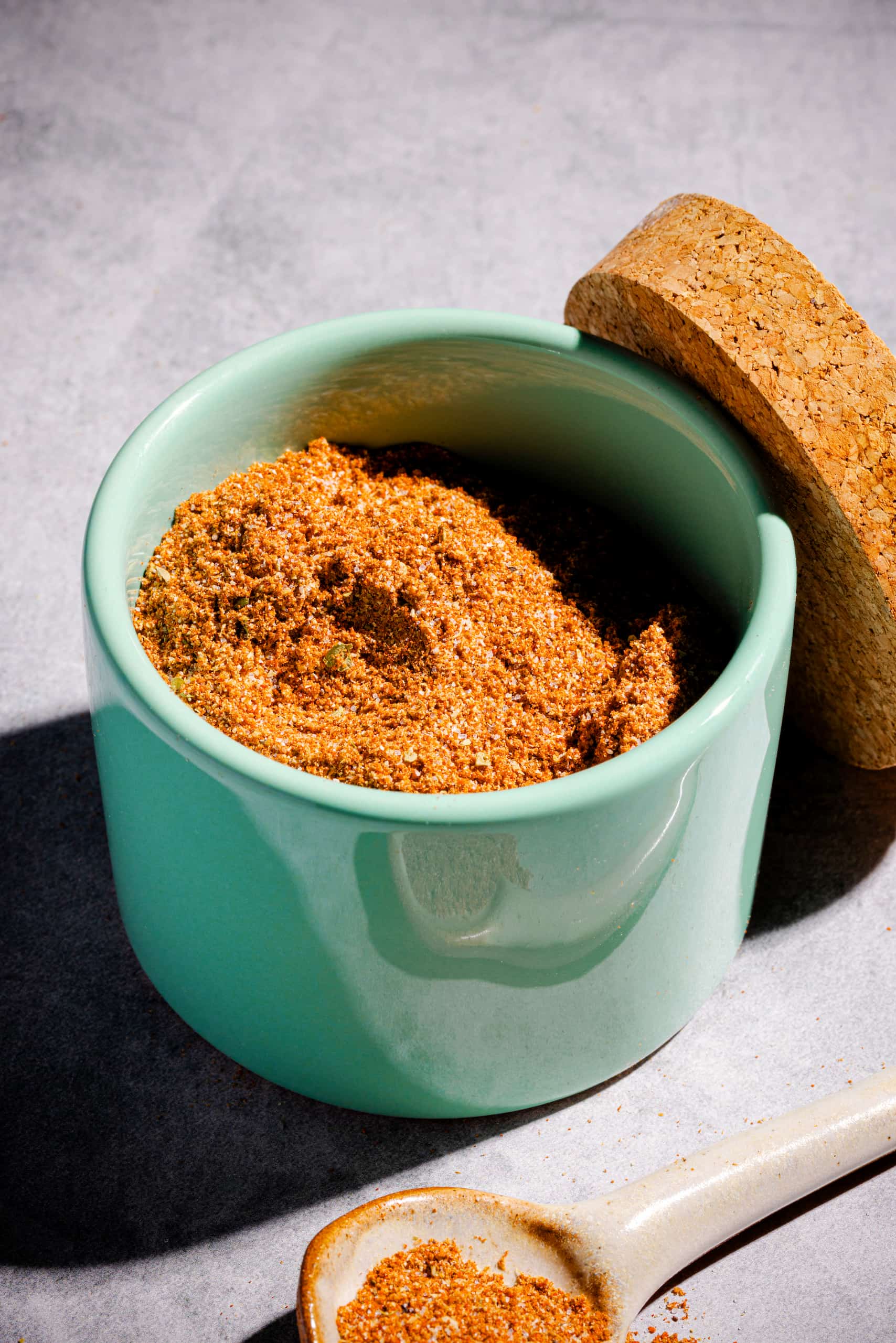 Mélange d'épices à tacos maison dans un bol, assaisonnement taco fait maison