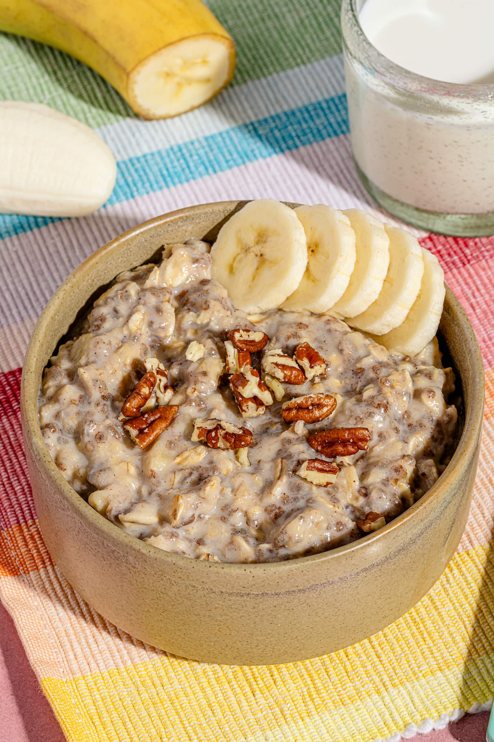 Bol de gruau crémeux à la banane et aux graines de chia garni de pacanes