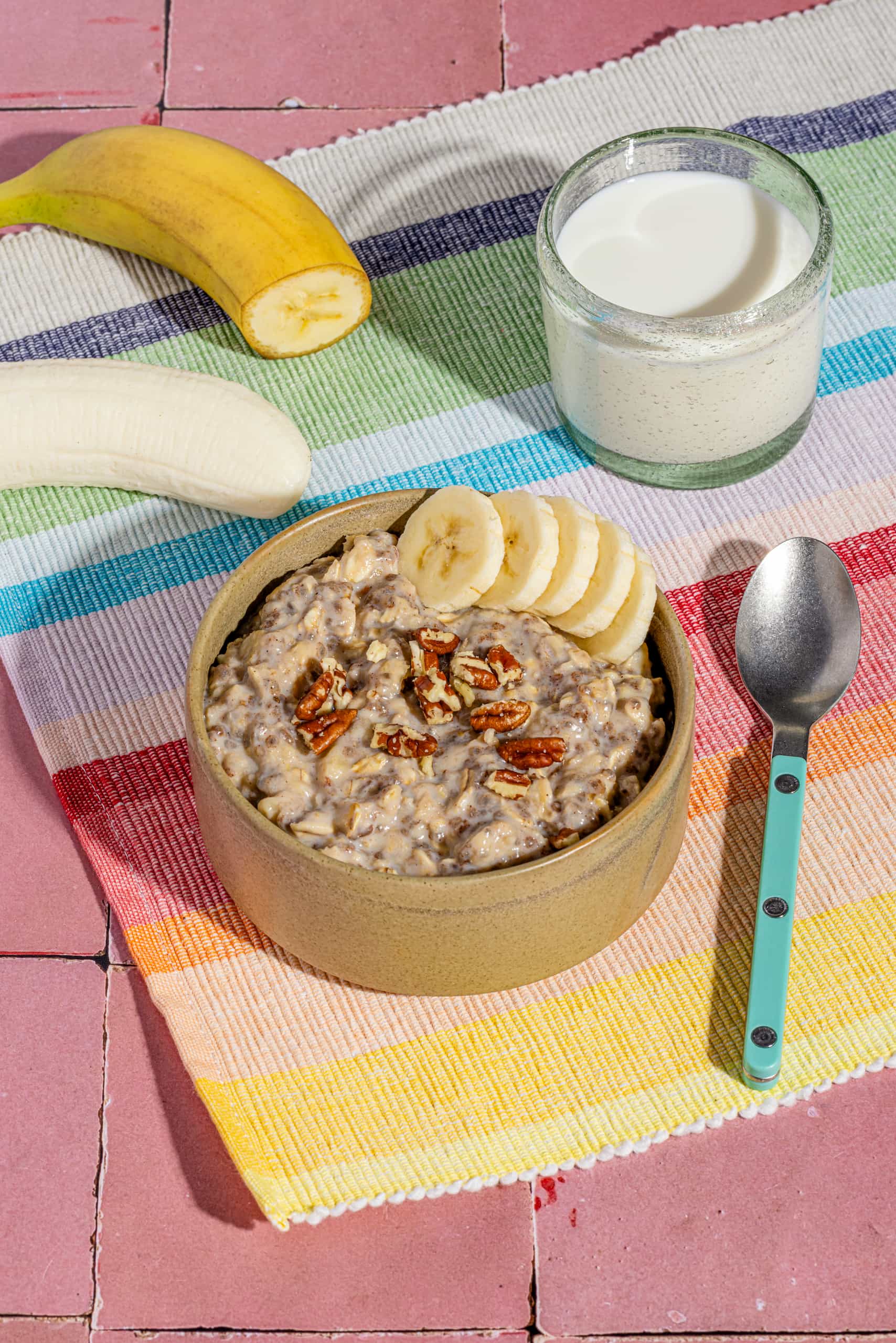 Bol de gruau crémeux à la banane et aux graines de chia garni de pacanes