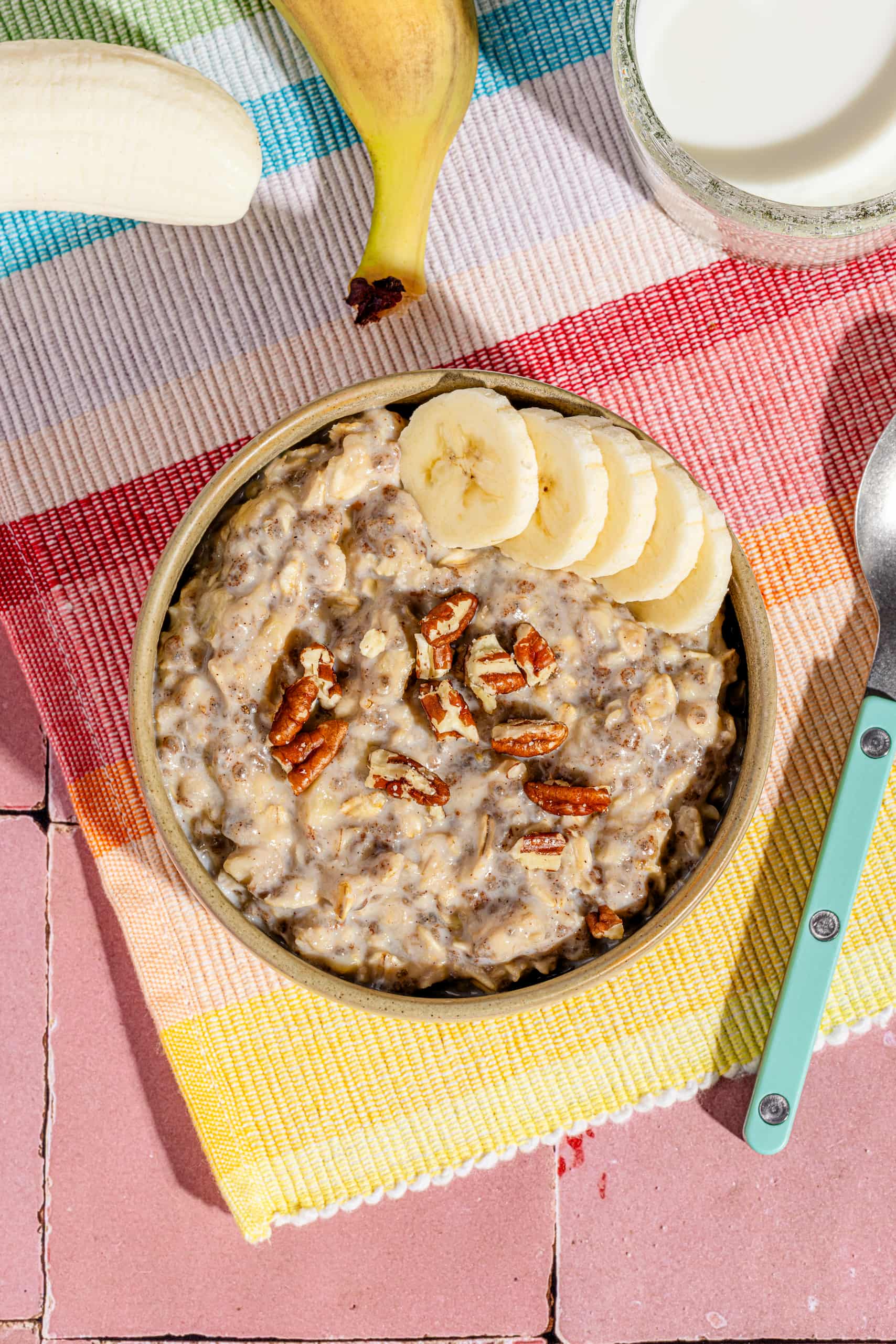 Bol de gruau crémeux à la banane et aux graines de chia garni de pacanes