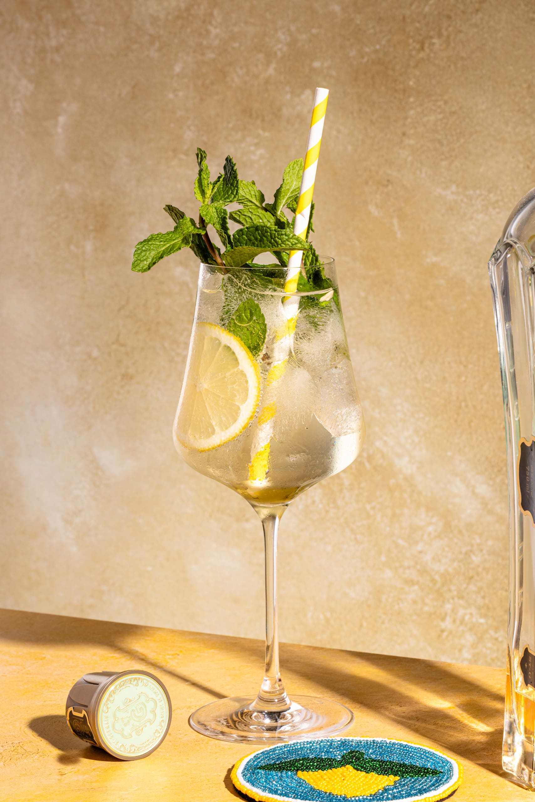 Hugo Spritz maison au St-Germain, menthe fraîche et Prosecco dans un grand verre