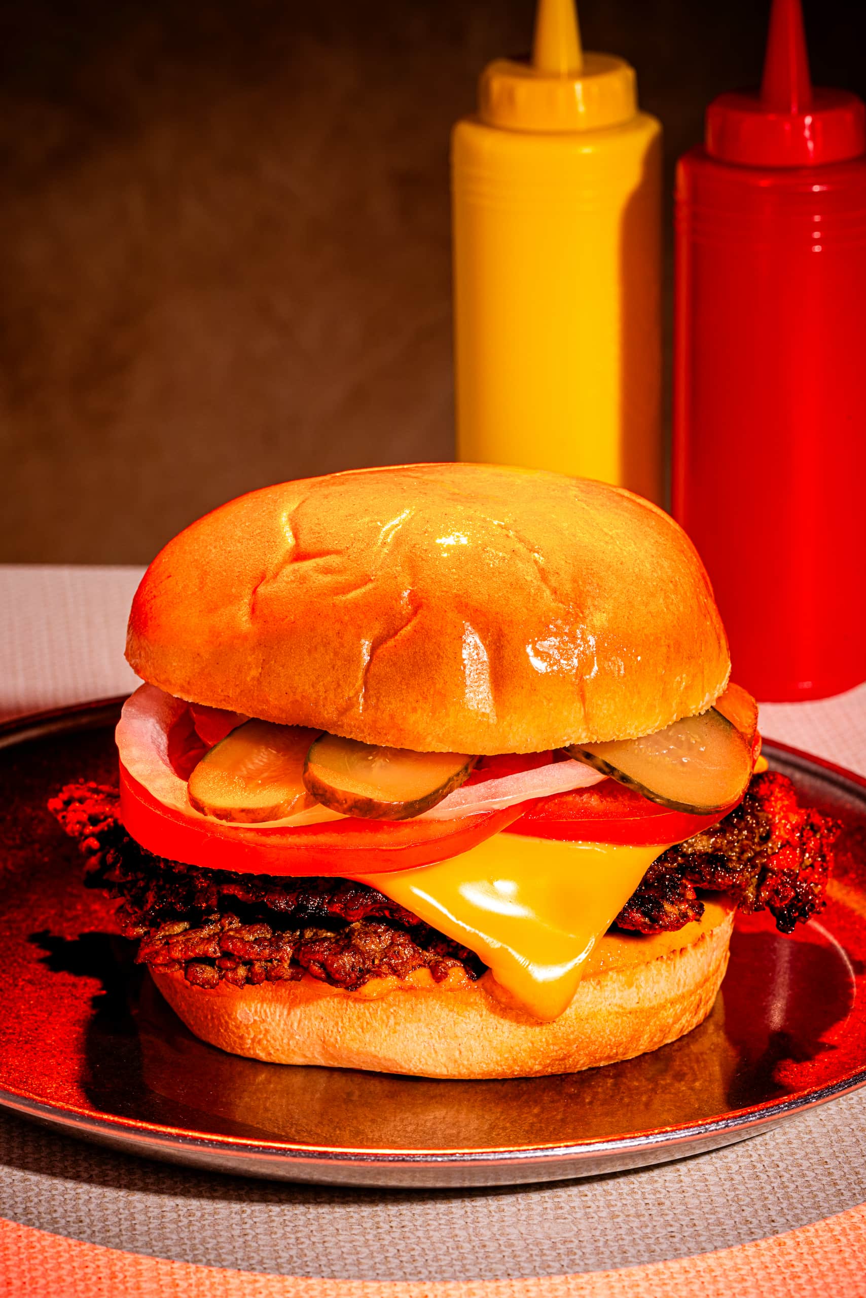 Smash burgers classiques au cheddar fondant et croûte croustillante servis dans un pain brioché