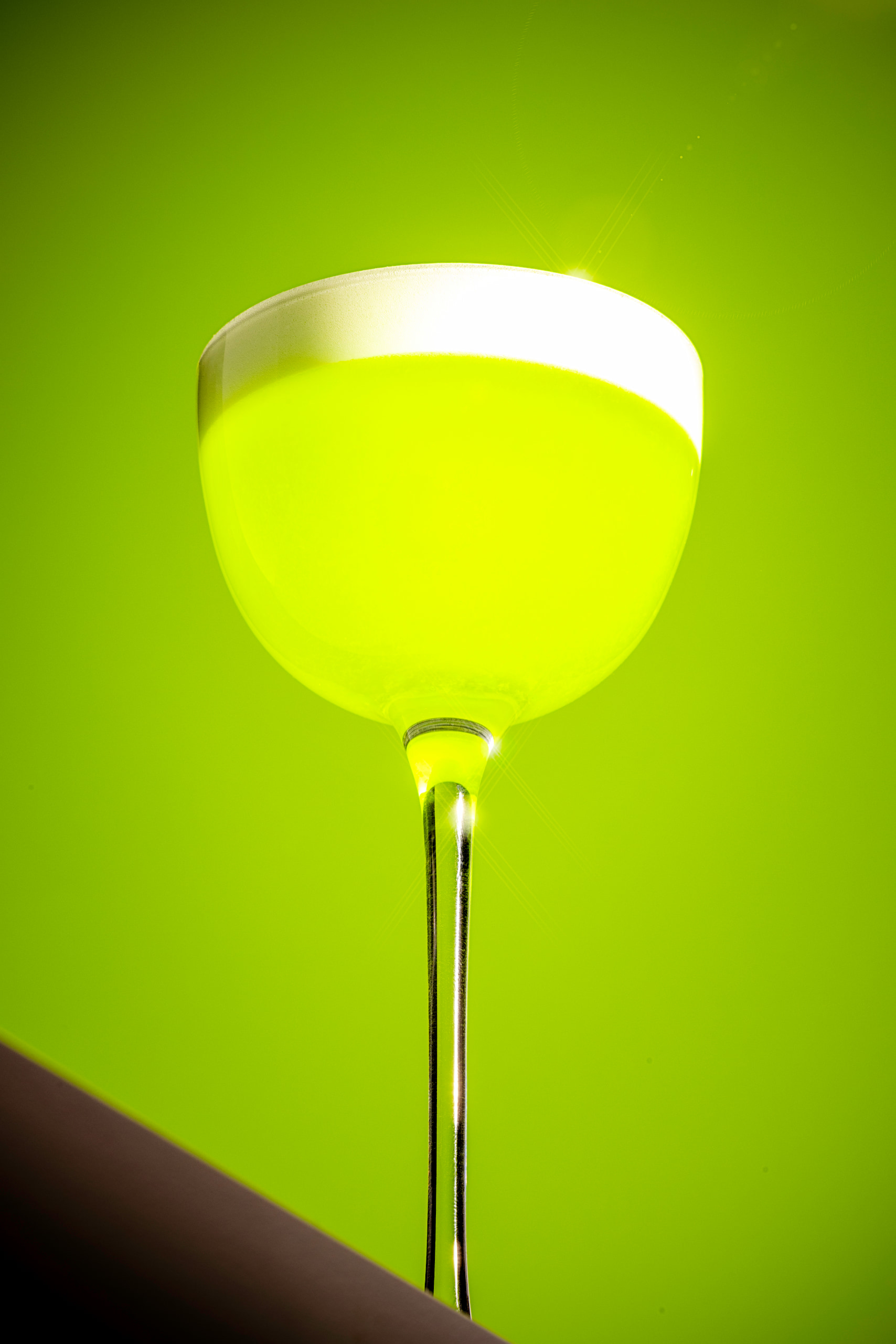 Midori Sour maison avec mousse de blanc d'oeuf servi dans un verre givré